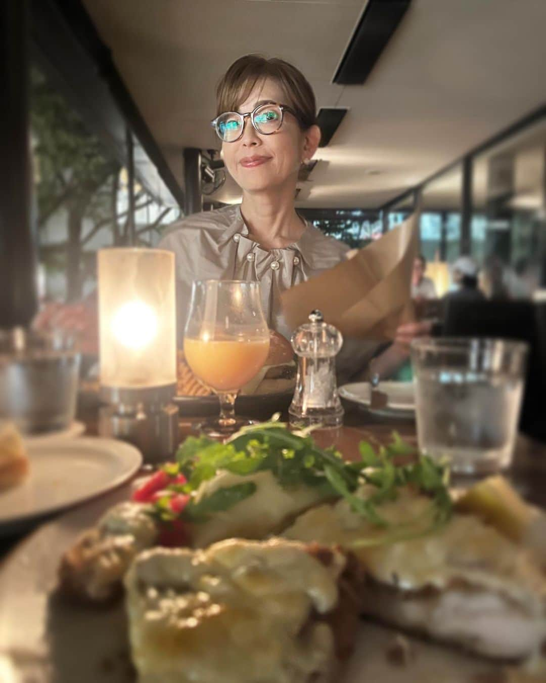 下村彩里さんのインスタグラム写真 - (下村彩里Instagram)「母とショッピング後に....😊🍽  朝晩は空気がひんやりとした週末😌 秋の風を感じた方も多いのでは🍃  明日からは眞家さんの代役で #気象コーナー を担当する予定です🙇‍♀️  丁寧にお伝えできるよう頑張ります❣️  #外 で #ご飯 を食べていても #心地よい天気 #秋を感じる #貴重な時間 #今の季節が #もっともっと #長く続けばいいのに　 #と思ってしまう...  #下村彩里#テレビ朝日#テレビ朝日アナウンサー#報道ステーション#天気コーナー#気象情報#季節の変わり目#季節の移り変わり#季節#四季#秋#autumn#autumjapan」9月24日 21時54分 - sairi.shimomura_ex