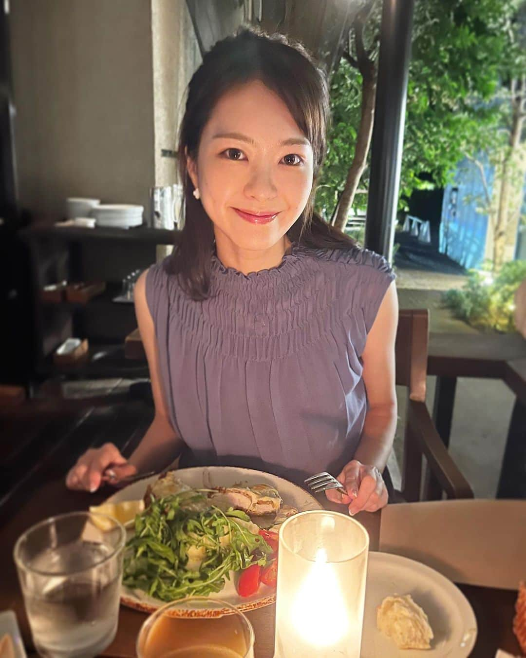 下村彩里さんのインスタグラム写真 - (下村彩里Instagram)「母とショッピング後に....😊🍽  朝晩は空気がひんやりとした週末😌 秋の風を感じた方も多いのでは🍃  明日からは眞家さんの代役で #気象コーナー を担当する予定です🙇‍♀️  丁寧にお伝えできるよう頑張ります❣️  #外 で #ご飯 を食べていても #心地よい天気 #秋を感じる #貴重な時間 #今の季節が #もっともっと #長く続けばいいのに　 #と思ってしまう...  #下村彩里#テレビ朝日#テレビ朝日アナウンサー#報道ステーション#天気コーナー#気象情報#季節の変わり目#季節の移り変わり#季節#四季#秋#autumn#autumjapan」9月24日 21時54分 - sairi.shimomura_ex