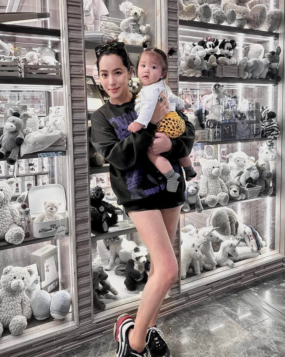 アリッサさんのインスタグラム写真 - (アリッサInstagram)「w/ my new kids; even renamed them— Annabella Cheo & Aiden Cheo, haha 👩‍👧‍👦 #cuties x」9月24日 21時55分 - xarissaxcheox