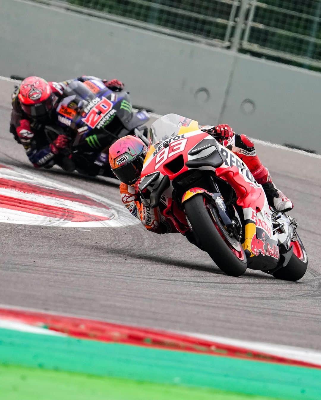 のインスタグラム：「P.9🏁 Hoy he asumido riesgos para seguir al grupo de cabeza pero no ha podido ser. Contento con la remontada y el ritmo después de la caída. 💪🏼  P.9🏁Taking risks today to follow the leading group but I couldn’t. Happy with the result and the pace after the crash.   Thanks for the support, India! ✊🏻😍  #MM93 #IndianGP #MotoGP」