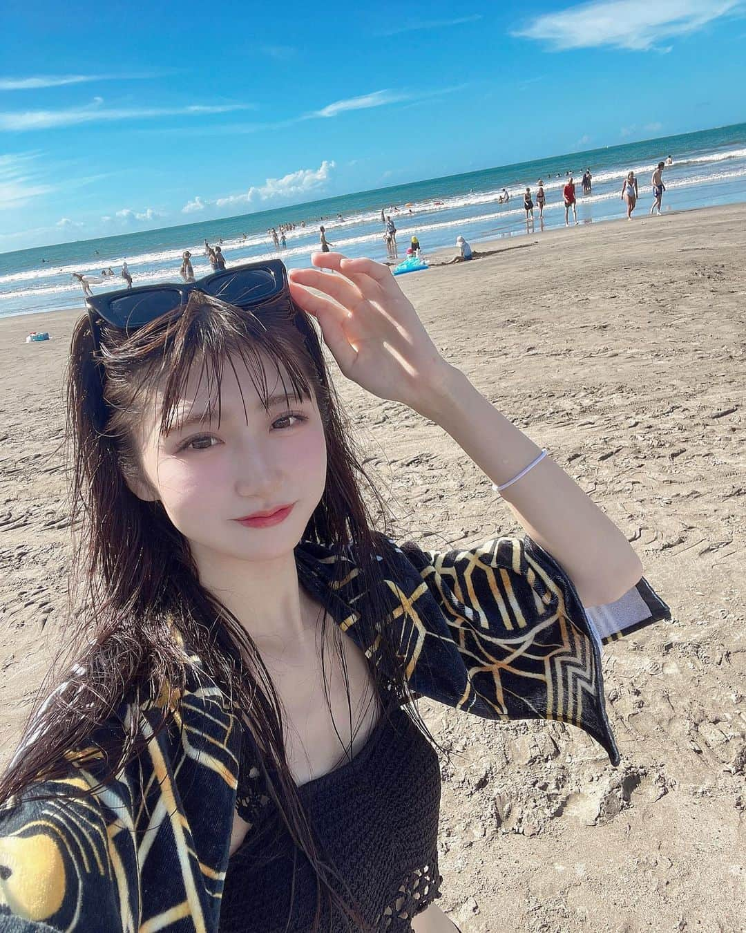 坂本愛莉のインスタグラム：「夏の終わりに真夏の投稿🥲🌺✨ まだまだ暑いけどねっっ！！！😂 . #newbieivy #ニュービーアイビー #坂本愛莉 #あいぽん #紫担当 #海 #夏 #水着 #日焼け対策」