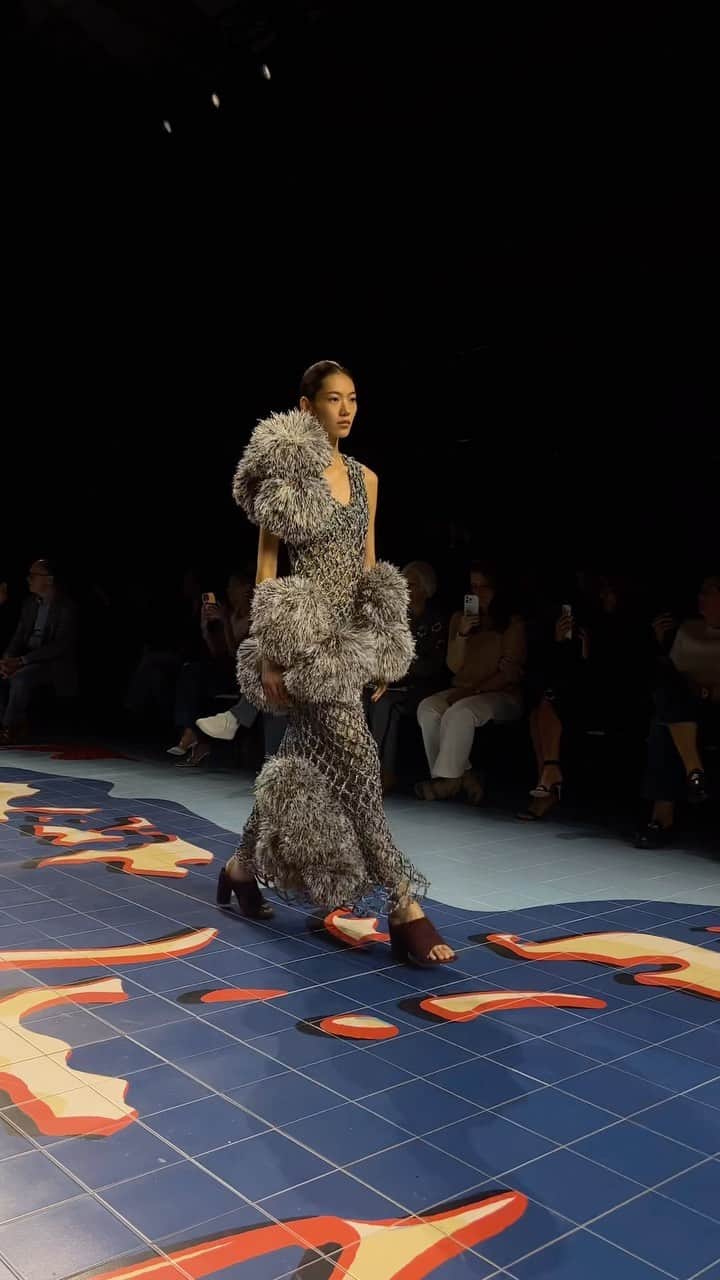 AnOther Magazineのインスタグラム：「“An Odyssey: a journey that is both free and hopeful. A connection to who you once were, who you would like to be and where you want to go” – @matthieu_blazy ✈️  #BottegaVeneta’s subversive collection for Summer 2024 distils the notion of travel, both literally and metaphorically. Tailoring is twisted and transformed, blended to become something more primal and homespun. Knitwear becomes oversized, and the everyday is elevated to become something ostensibly tropical.   🎥 by @katieshillingford and @emmaedavidson」