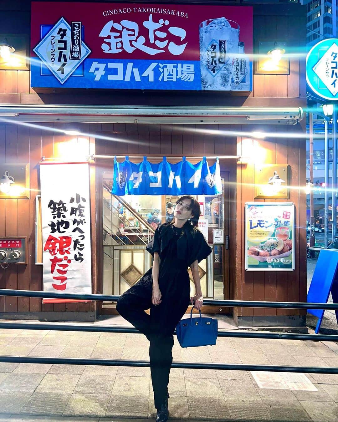 のインスタグラム：「また私服を撮り溜めてました  今日は披露宴に出席🫶 たまにはオケージョンスタイルです、私らしく  10年着ている G.V.G.V.のジャンプスーツに この日のために先日購入した @herin.cye の光沢あるボリュームボレロを♡  今日のSH_K Iはパールのネックレス⭐︎ @sh_ki_jp   ブーツはピンヒールの　@mm6maisonmargiela に、 @hermes バーキンはブルーでアクセントを。 外しが欲しくてクリアメガネを。 @gentlemonster @mm6maisonmargiela コラボ♡  昨日の結婚記念日は、 SH_K Iのベルスリーブプリーツトップスに　@lautashi のパンツでスタイリング  この肌寒くなってきた今、リピート間違いなしなトップス♡ 袖のフレアボリュームがたまらない❤︎  ラストはシャツにレザーサロペットのスタイリング。  SH_K Iのフォールドビッグシャツの袖のボリューム感とデコルテがきれいに見える大きな襟元がサロペットを着てきちんと見せてくれる🫶  これだけデコルテが開いていると少し印象的なネックレスをつけたくなる♡ ランダムパーツパールネックレスだよ❣️  #outfit#私服#秋服#秋コーデ  #weddingceremony#披露宴会場コーディネート」