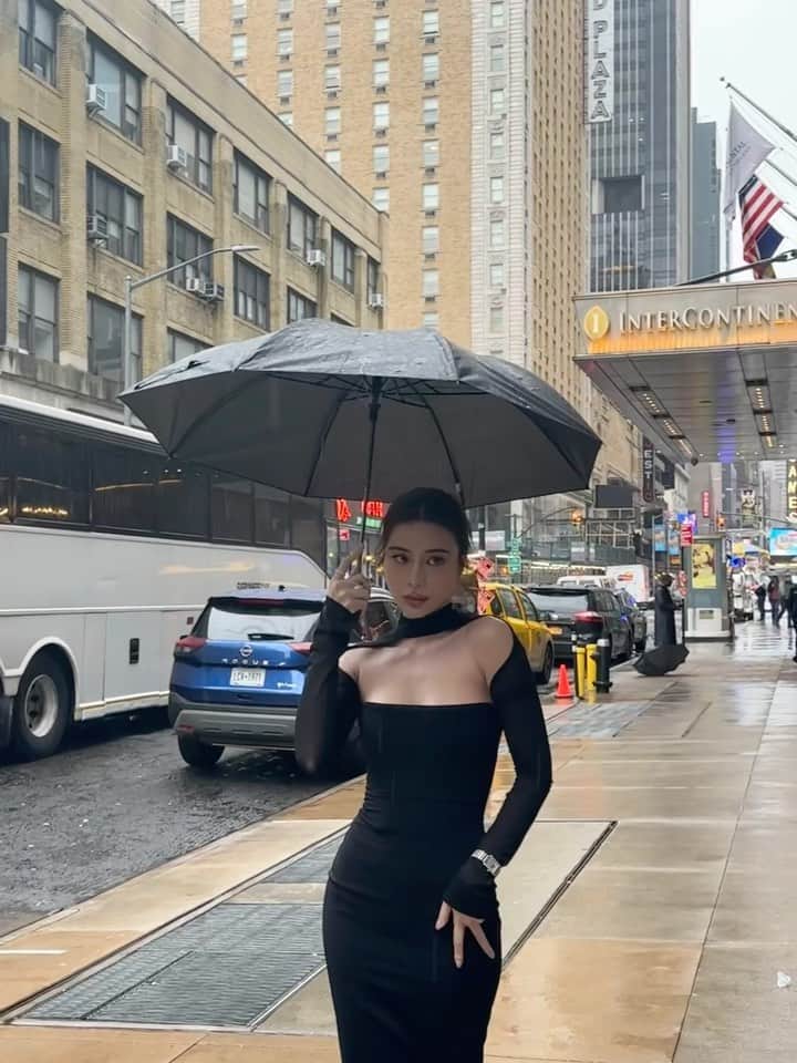 のインスタグラム：「Shooting in the rain! (BTS) ☔️🫠」