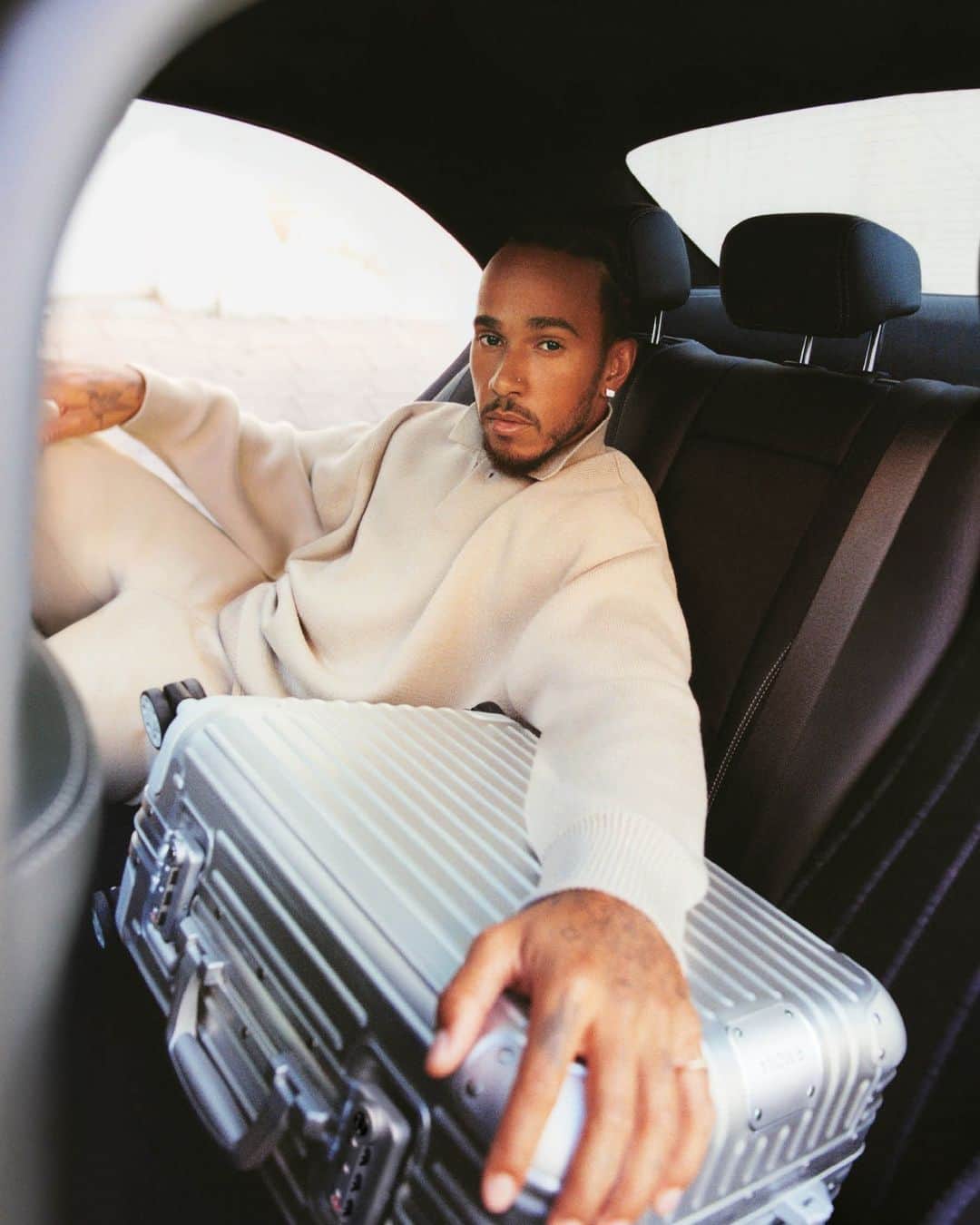 のインスタグラム：「At every destination, @lewishamilton discovers new perspectives with the RIMOWA Original Cabin in Silver by his side.  Listen to the songs that keep him inspired during his travels in a new RIMOWA playlist, available via the link in bio.   #RIMOWA #NeverStill」