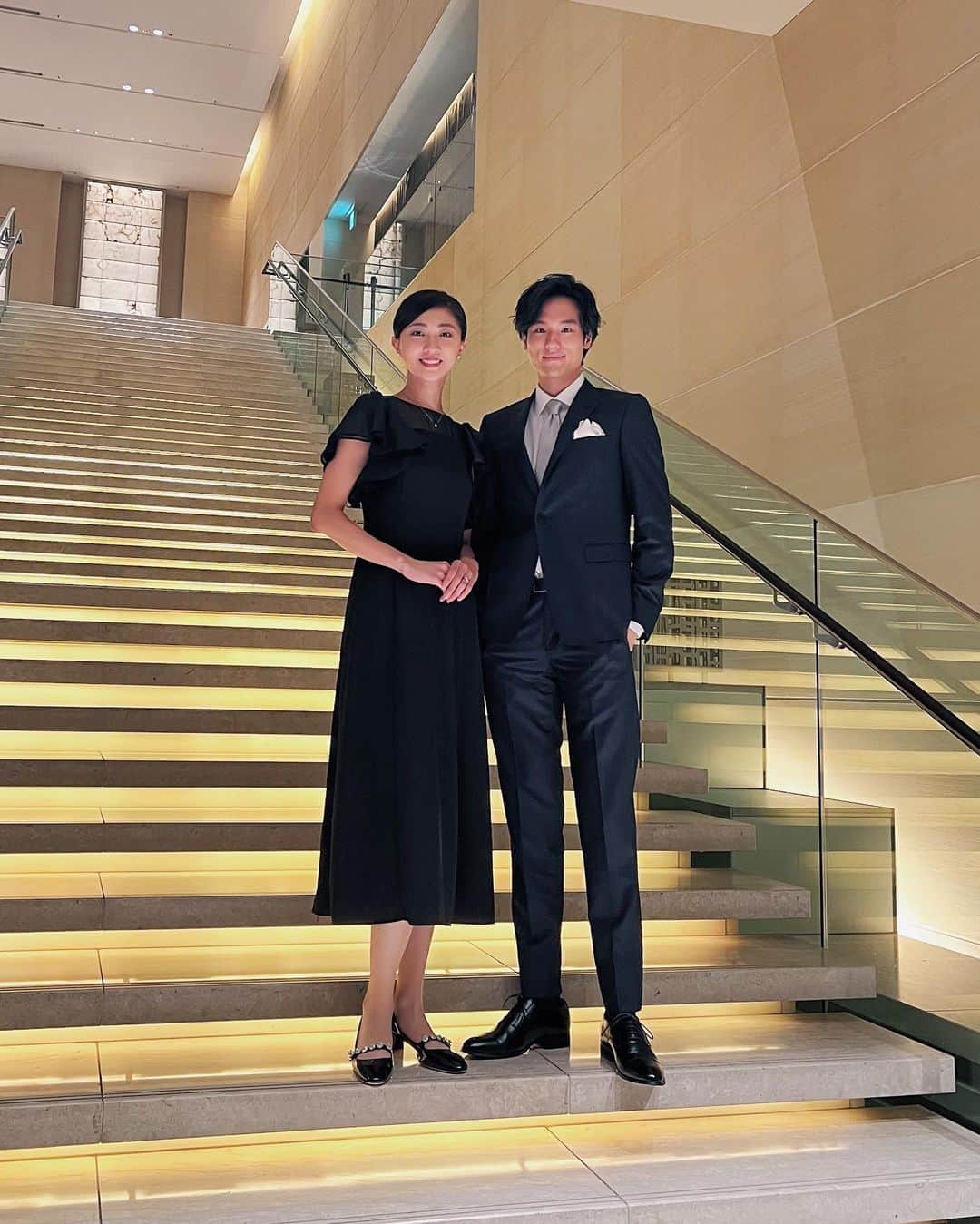 大須賀崇のインスタグラム：「いとこの結婚式へ妻とお邪魔しました💐 久しぶりに親族が集まりとても楽しい時間を過ごさせて頂きました。 改めて、ご結婚おめでとうございます🎊  suit @emporioarmani   #結婚式スーツ  #結婚式コーデ #emporioarmani  #armani #スーツスタイル  #suitstyle」
