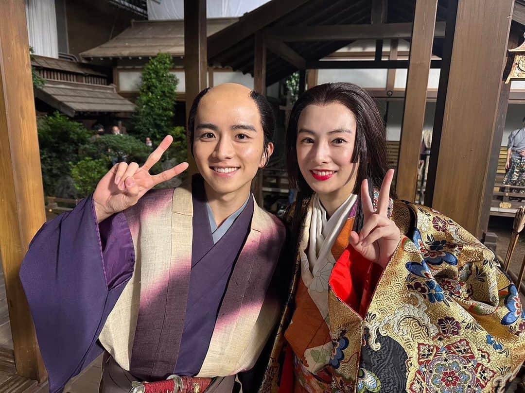 のインスタグラム：「茶々さん！ お市さんに続き北川景子さんが演じておられます。 約ネバで初めてご一緒させていただきましたが、今回家康でもお芝居させてもらえて内心ウキウキしてました。  茶々対家康、おたのしみに。」