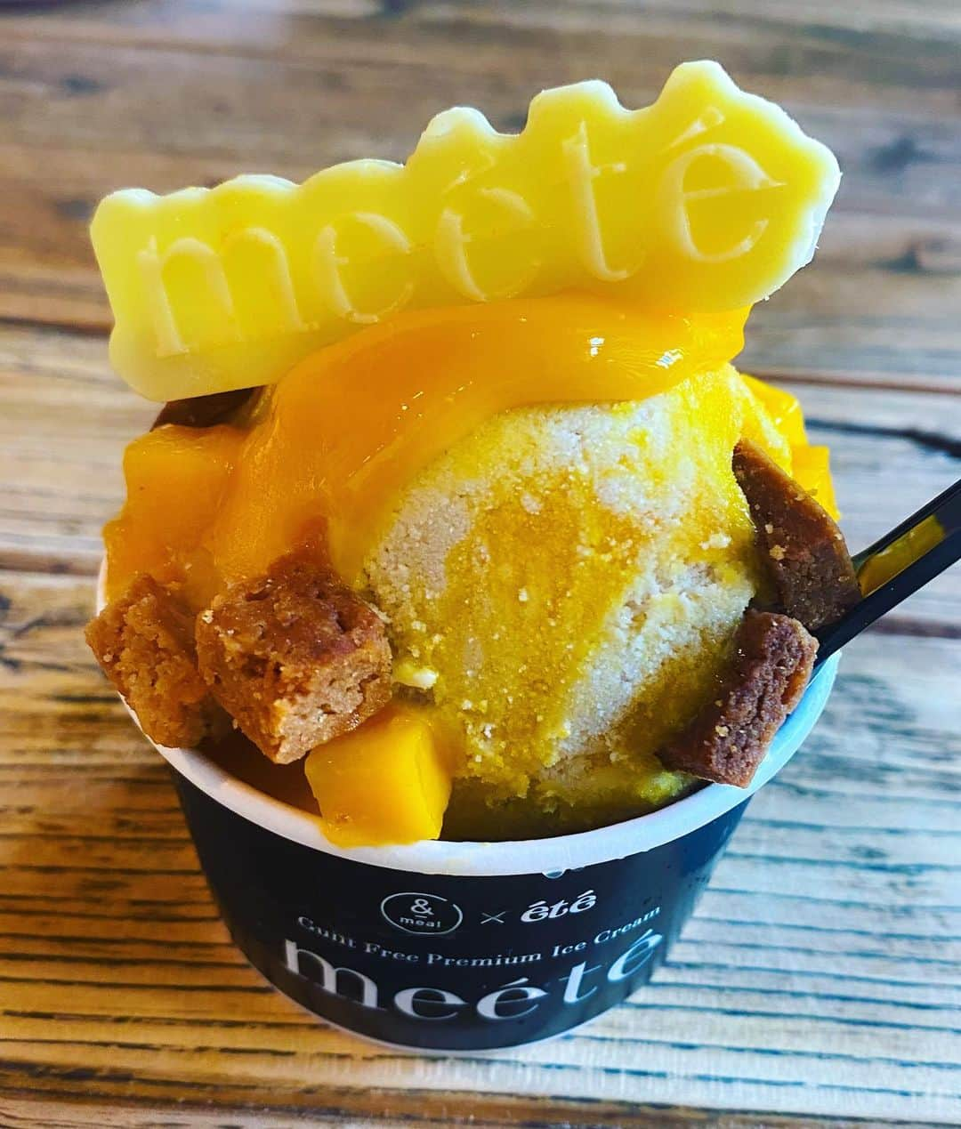 おのののかさんのインスタグラム写真 - (おのののかInstagram)「🍨🥭 @andmeal_official × @ete.restaurant  のコラボ ギルドフリーアイスクリーム完成イベントに 娘と一緒にお邪魔してきました🧡  白砂糖、生クリーム、添加物不使用なのに こっくりとまろやかな甘みに大感動🥹✨ ちなみにこれで130kalだって、、🥹✨  冬に一般販売されるみたいなので、 お楽しみに、、✨  おしゃれなロゴは我らが具義さん @gugitter デザイン🖤 タイミングがあって、一緒に食べられた☺️🖤  そしてプロデュースしたソンミさん @sonchan0111  にも初めてお会いしたのですが 透明感通りしてほぼ透けてました🤍 お肌のケアももちろんだけど 食べるものって大事なんだな🥹🤍  ランチのロールキャベツも 美味しすぎた、、 こちらは @andmeal_official で さっそくポチります☝️💚」9月24日 22時02分 - ononono_ka