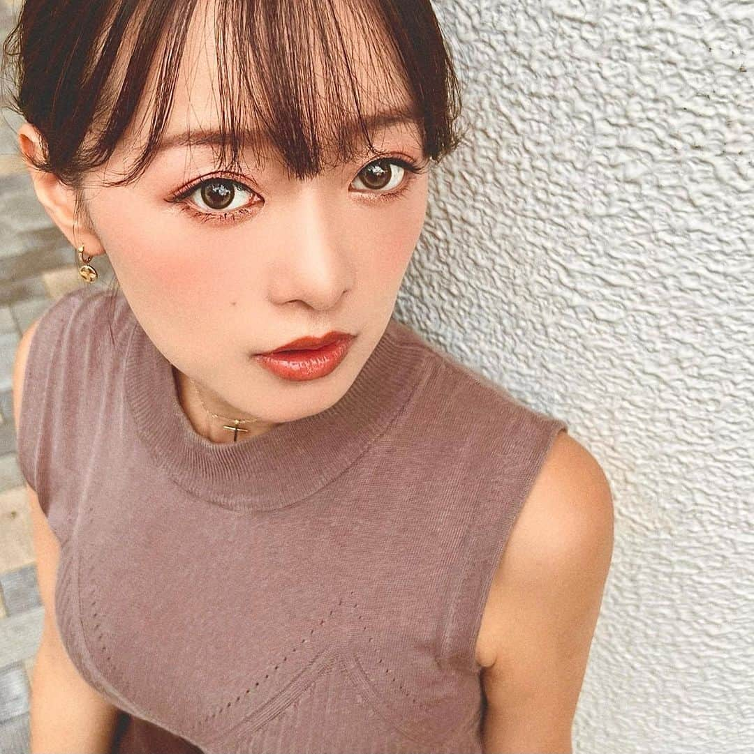 村崎英絵さんのインスタグラム写真 - (村崎英絵Instagram)「顔どーん！すぎてちょっと恥ずかしいが、、、 この写真が1番カラコンが綺麗に見える🥹🤍 いつもと違う韓国カラコンで メイクをアップデートしてみた🤍 @chuulens_japan の韓国カラコン♡  メイクもピンク系のシャドウに変えてみたよ！  似合うかなー？？  ちょっぴり明るいブラウンが光の向きで見えたりするから透き通ってうるっと見えるかも！  カラコンの詳細載せとこーー！ @chuulens_japan  商品名 : Lily Daze (リリーデイズ) カラー: sun  brown(サンブラウン) 直径(DIA): 14.2mm 着色直径(G.DIA) : 13mm 度数: 0.00(度なし) ~ -8.00 使用期間: 1カ月  #こもれびレンズ #リリーデイズ #サンブラウン #カラコン #韓国カラコン #chuulens #チューレンズ #ナチュラルカラコン #pr」9月24日 22時03分 - hanaemurasaki