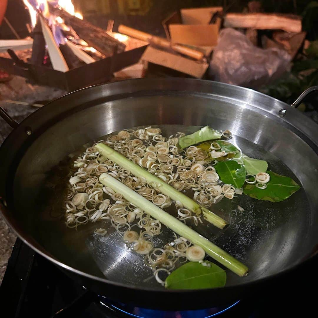 エダジュンさんのインスタグラム写真 - (エダジュンInstagram)「フェス＆キャンプ飯🏕️ 最後の夜は、  グリーンカレー鍋🇹🇭  しっかりと、バイマックルー＆レモングラスでハーブ水から作ったから、香りが良き☺️✨  キャベツ、もやし、白菜、赤パプリカ、 エリンギ、ヤングコーンの野菜にバジルをたっぷり🌱  ただし、生肉はここまで持たなかったので、 具材はシャウエッセン😂そして、〆はラーメン🍜w  このジャンキーな感じも、フェス飯って感じですよねー✨  最後は焚き火をして、 ゆっくり過ごしたいと思います☺️🫰  #グリーンカレー鍋 #グリーンカレー #フェス飯 #キャンプ飯 #エダジュン」9月24日 22時05分 - edajun