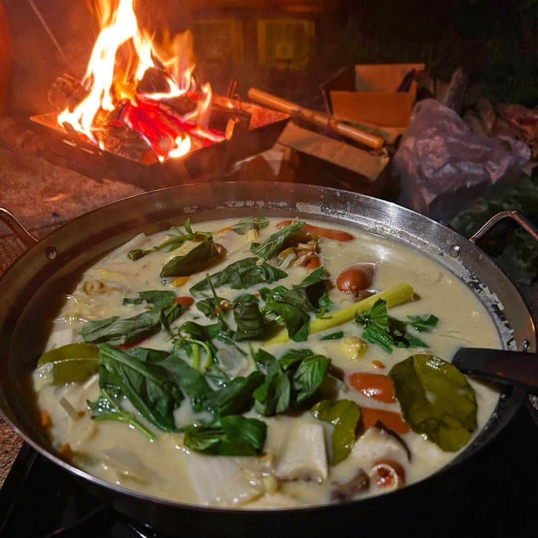 エダジュンさんのインスタグラム写真 - (エダジュンInstagram)「フェス＆キャンプ飯🏕️ 最後の夜は、  グリーンカレー鍋🇹🇭  しっかりと、バイマックルー＆レモングラスでハーブ水から作ったから、香りが良き☺️✨  キャベツ、もやし、白菜、赤パプリカ、 エリンギ、ヤングコーンの野菜にバジルをたっぷり🌱  ただし、生肉はここまで持たなかったので、 具材はシャウエッセン😂そして、〆はラーメン🍜w  このジャンキーな感じも、フェス飯って感じですよねー✨  最後は焚き火をして、 ゆっくり過ごしたいと思います☺️🫰  #グリーンカレー鍋 #グリーンカレー #フェス飯 #キャンプ飯 #エダジュン」9月24日 22時05分 - edajun