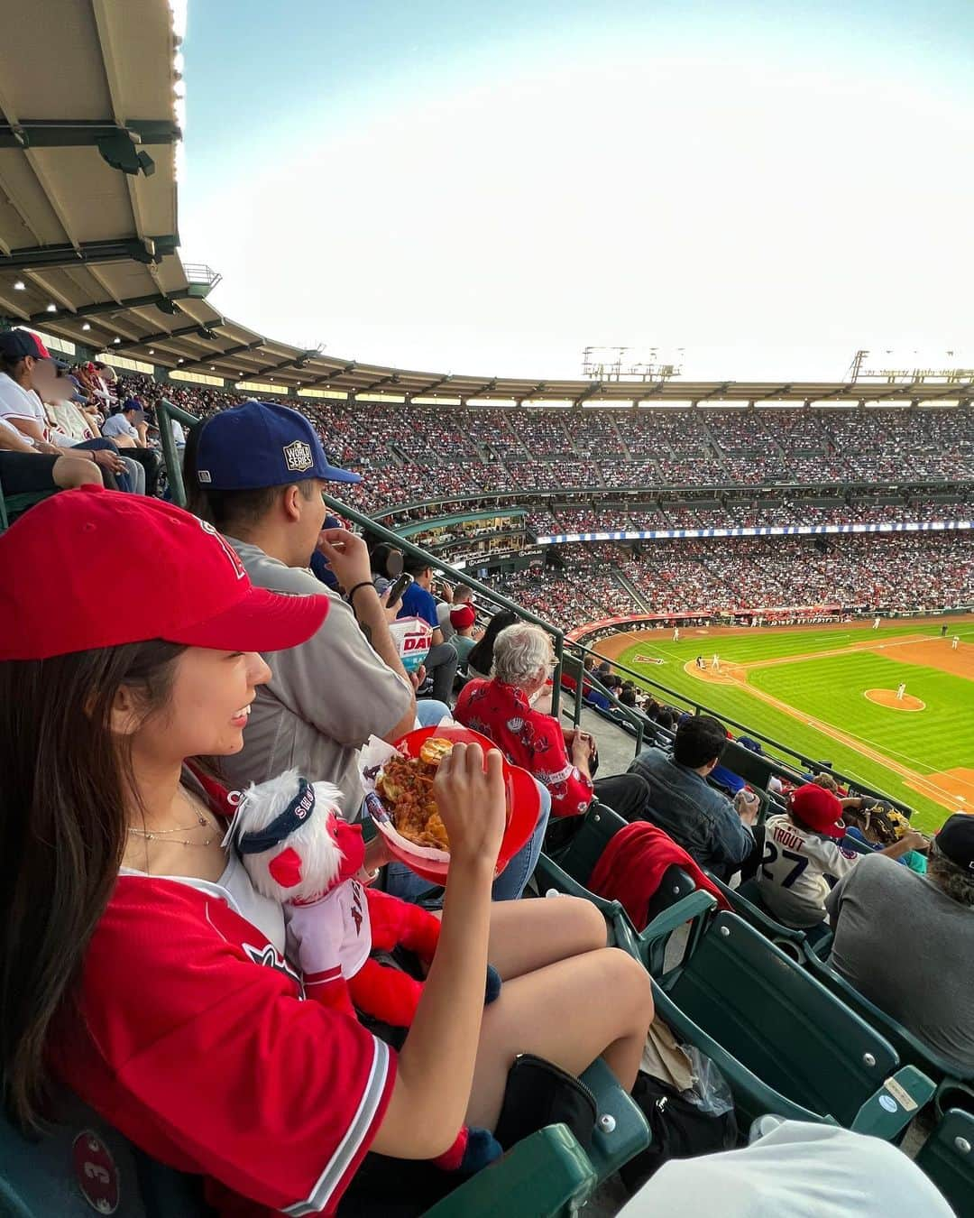 山尾梨奈さんのインスタグラム写真 - (山尾梨奈Instagram)「〻 Our hero who wears the number 17 on his back  普段野球を全く見ない私がユニフォームまで着て 3回もこの球場に来るなんて…すっかり大谷翔平ファン🫣 豪速球投げたかと思えばホームラン2本打ってたし…  また大谷選手のプレーが見られることを楽しみにしています」9月24日 22時05分 - yamarina_1210