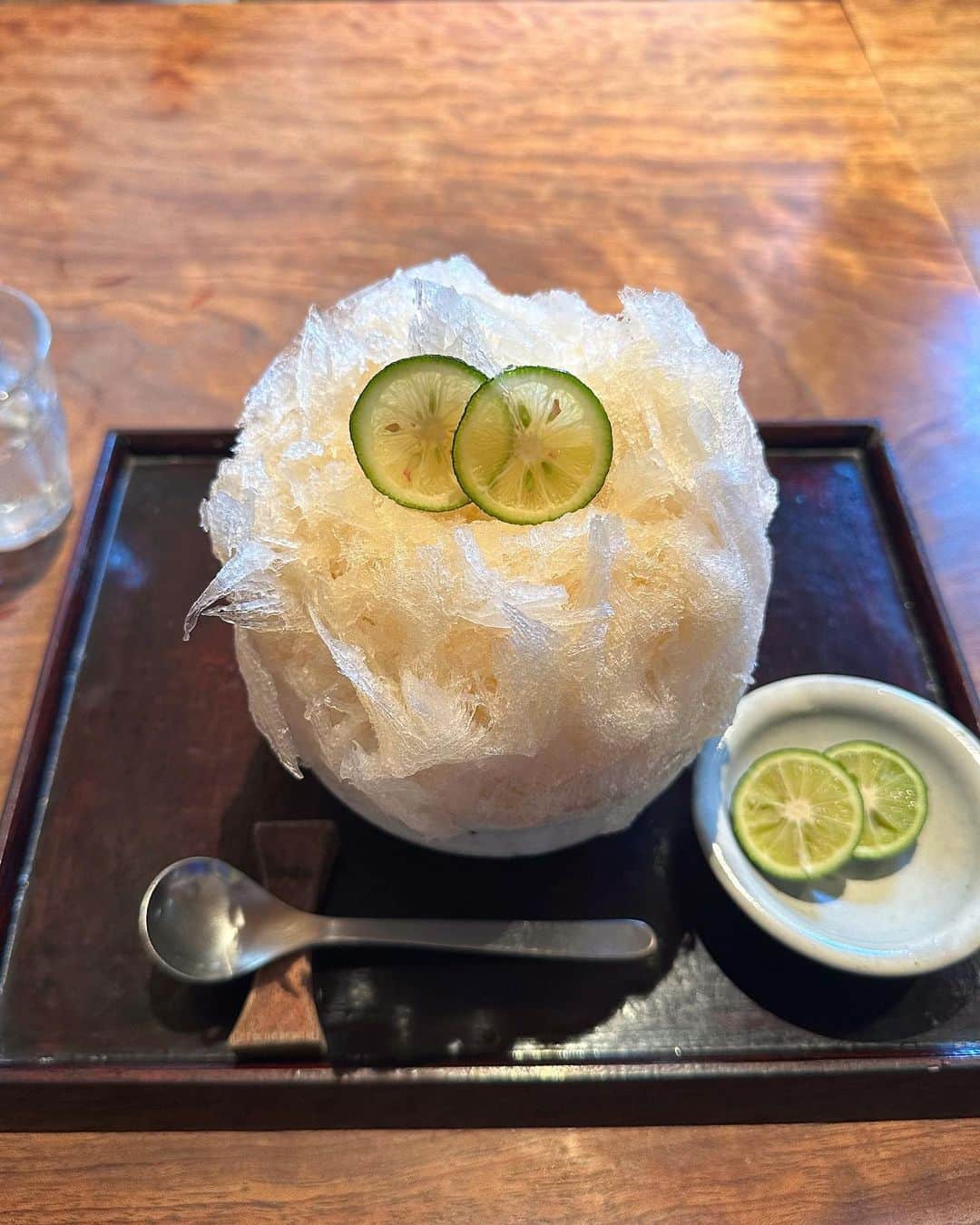 のインスタグラム：「かき氷大好きで、毎年夏はいろんな所に食べに行ってるけど、今年もここを超えるところは現れなかったー🧊🤲🏻✨✨ 前にたまたま入って感動して、忘れられず今年も行ってきた🍧🏃🏻‍♀️💨!! ・ 和三盆のかき氷で、さっぱりしてるのに甘々でほんとに最後の一口までずーっと泣きそうになるくらい美味しくて大好きなの🥹超おすすめ🥹✨✨ 来年も絶対行く。」