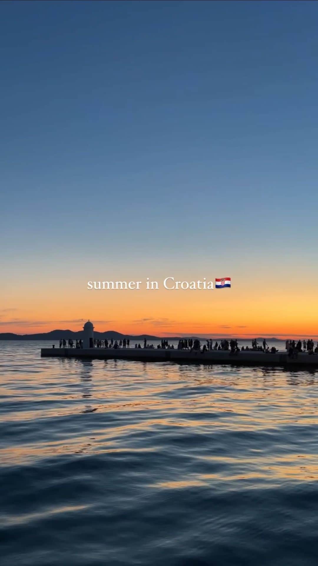 Manamiのインスタグラム：「Summer in Croatia🇭🇷  街はもちろん、アドリア海は青くて綺麗で 透明度も高くてボートツアーも楽しかった🚤💖 ツアーは色んな街で直接予約出来ました🙆🏼‍♀️  クロアチア1週間じゃ全然足りなかった🥲❤️‍🩹 また絶対行きたい国❤️‍🔥  ひとまずクロアチア投稿完🔚」