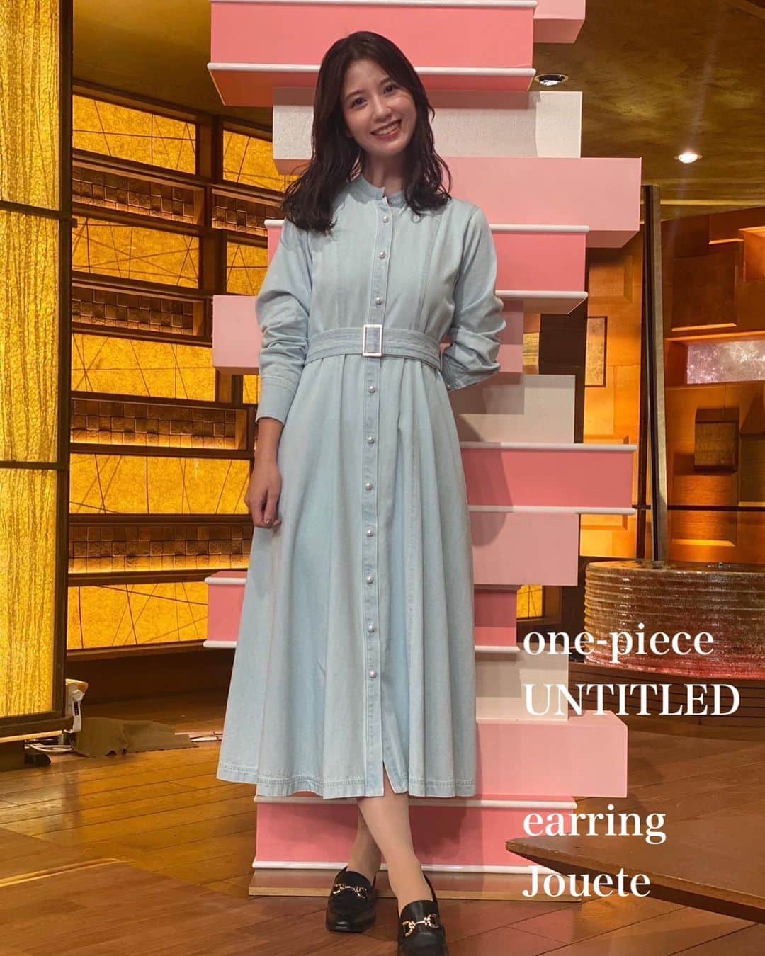 のインスタグラム：「* サタデーステーション衣装👗 ワンピース☞UNTITLED @untitled_official.jp  イヤリング☞Jouete @joueteofficial   デニムシャツワンピース✨ アクセントのパールボタンがあることで カジュアル過ぎず、大人のこなれ感で着られます🤓 たっぷりフレアのボリュームシルエットで、 ラフさの中にも凛としたかっこよさを感じます＾＾  #衣装#コーディネート#ootd#今日のコーデ#ワンピース#秋服#アナウンサー#テレビ朝日アナウンサー#桝田沙也香」