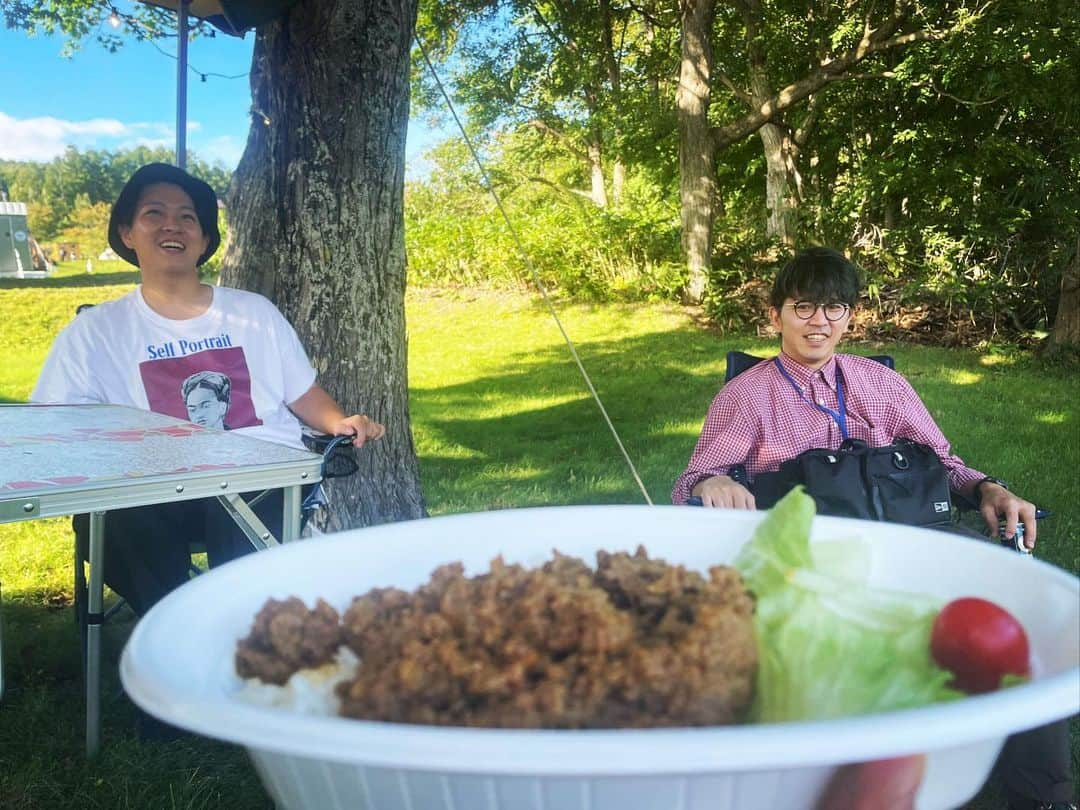 井上竜馬さんのインスタグラム写真 - (井上竜馬Instagram)「初参加のAKABIRA CAMP BREAK。 空気が最高に美味しく、気温も気持ちいい、みんながゆったりをお酒を飲みながら音楽を楽しむ。一瞬で大好きになる素敵なイベントでした。ラブリーな先輩にも会えて嬉しかったなー。 のびのび歌えました、ありがとうございました！  山は良いな。 みんなも疲れたら自然に触れ合ってみるとよい！偉大ぞ！」9月24日 22時08分 - shesryoma