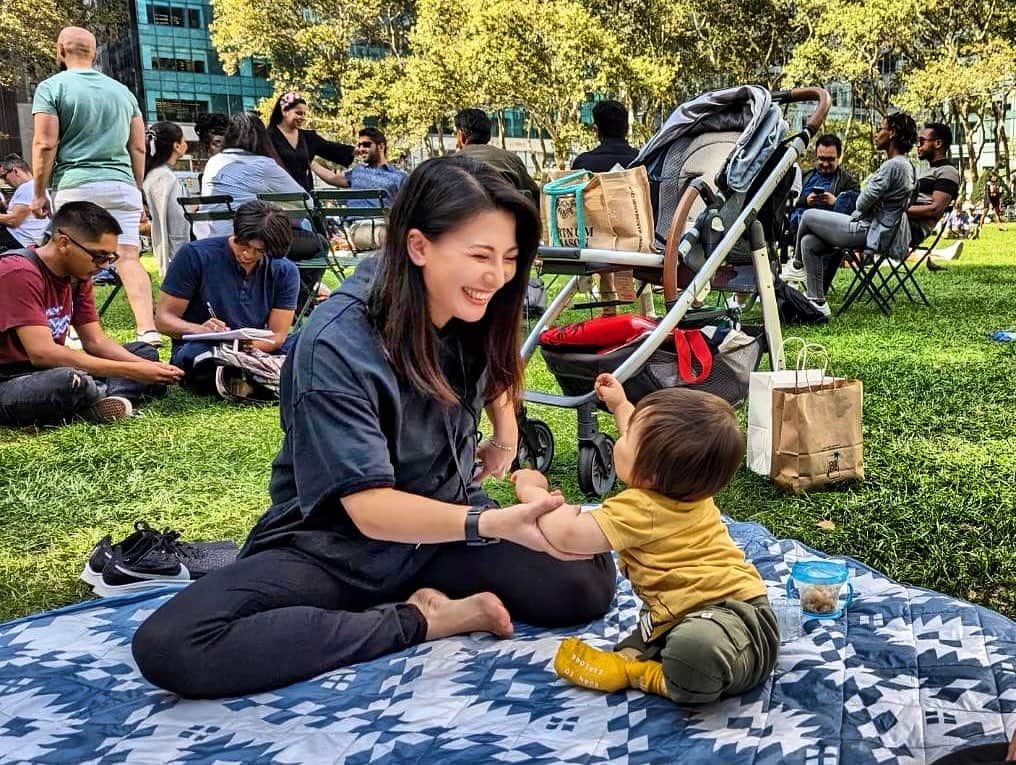 矢部あやのインスタグラム：「マンハッタンは子どもが遊べるスペースあんまりないからピクニックが増える。後ろで集会してるしみんな公園大好きかよ。 ・ #bryantpark」