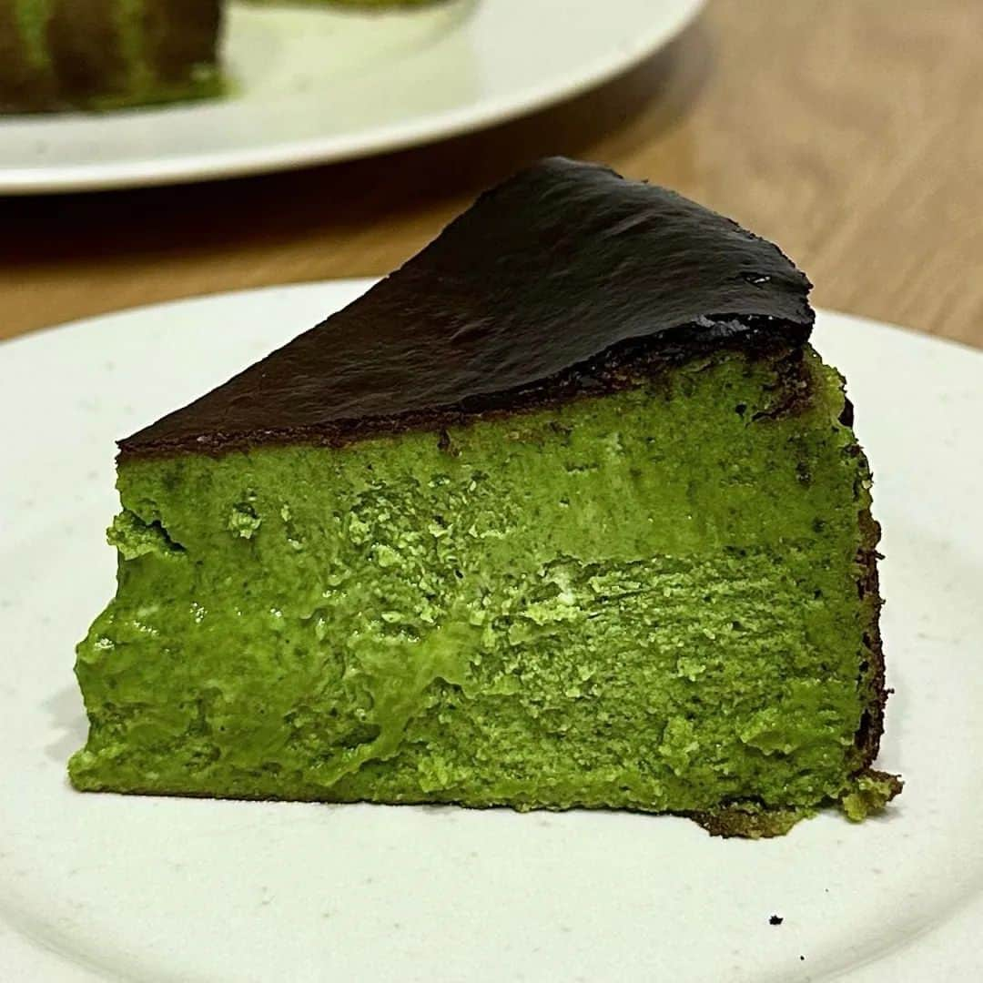 Matchæologist®さんのインスタグラム写真 - (Matchæologist®Instagram)「Holy #Matcha! Tag a friend who’d love to devour this mouth-watering Matcha 🍃 #Cheesecake 🍰 beautifully captured by @matcha_aya! . We’ve got you covered if you’re craving the captivating taste of matcha green tea 🌿— the ultimate superfood that you can incorporate into any of your favourite creations! . 👉 Head to Matchaeologist.com (link in bio) to learn more about our range of ceremonial and culinary matcha. 🌿 . Matchæologist® #Matchaeologist Matchaeologist.com」9月24日 22時11分 - matchaeologist