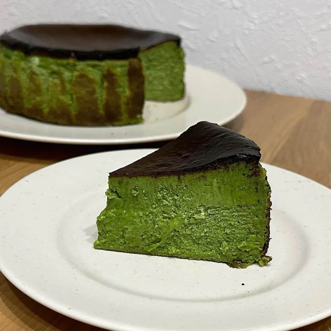 Matchæologist®さんのインスタグラム写真 - (Matchæologist®Instagram)「Holy #Matcha! Tag a friend who’d love to devour this mouth-watering Matcha 🍃 #Cheesecake 🍰 beautifully captured by @matcha_aya! . We’ve got you covered if you’re craving the captivating taste of matcha green tea 🌿— the ultimate superfood that you can incorporate into any of your favourite creations! . 👉 Head to Matchaeologist.com (link in bio) to learn more about our range of ceremonial and culinary matcha. 🌿 . Matchæologist® #Matchaeologist Matchaeologist.com」9月24日 22時11分 - matchaeologist