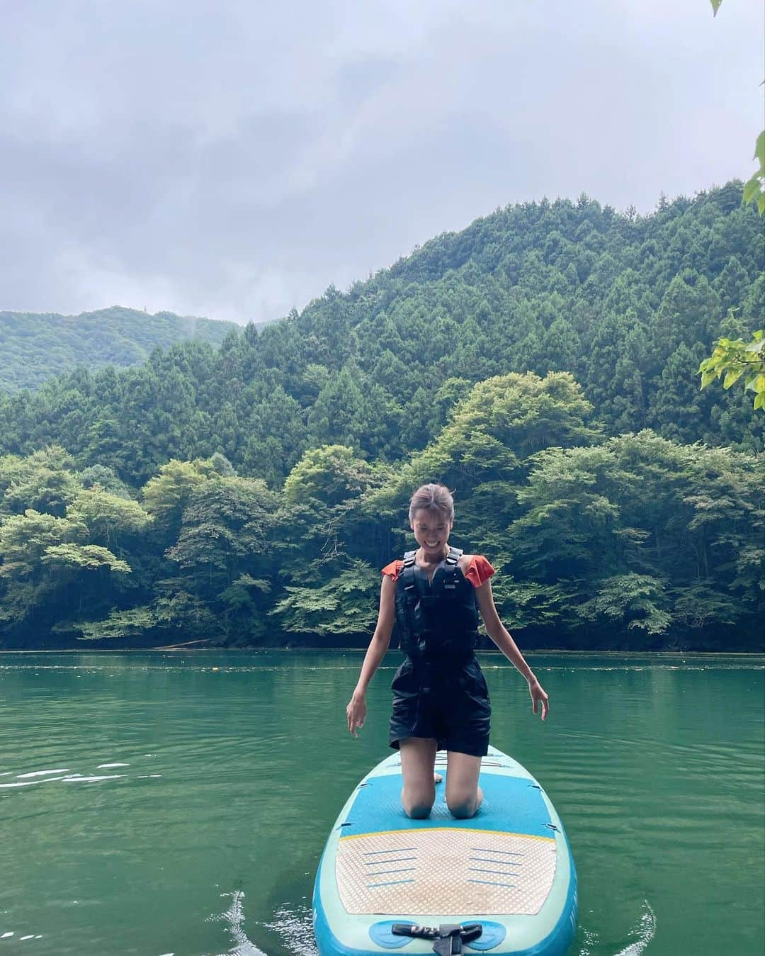 佐分利眞由奈さんのインスタグラム写真 - (佐分利眞由奈Instagram)「テントサウナしてきました🧖🏼‍♀️  サウナをした後、湖に入って supの上でゆらゆら外気浴🌿  気持ちよかった✨  #サ活 #テントサウナ  #アウトドアサウナ」9月24日 22時12分 - mayuna_saburi