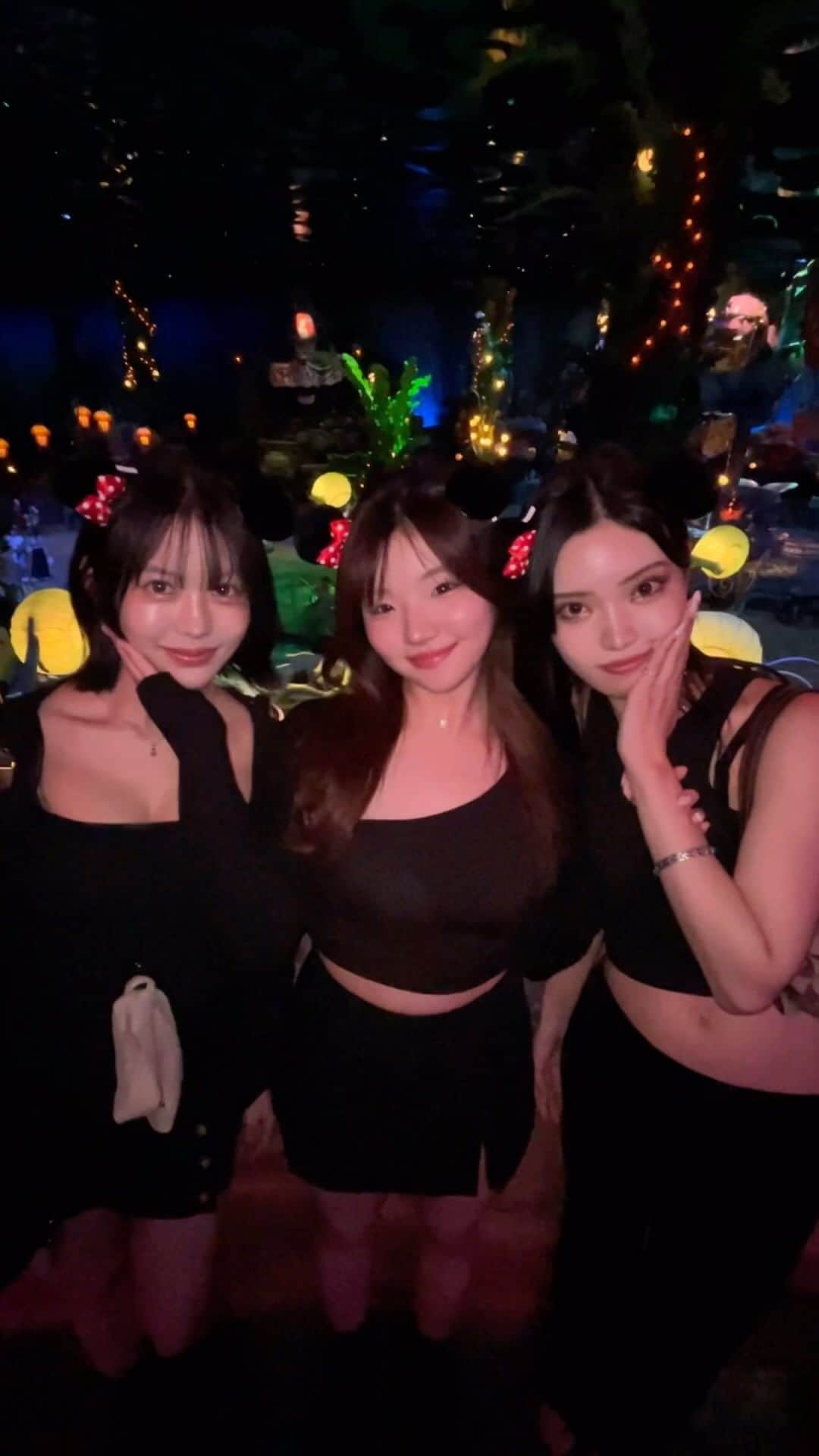 上水口姫香のインスタグラム：「私の大好きな女子大のfriends🩷  #黒コーデ #黒髪ボブ #黒 #ディズニーシー #ディズニー #ディズニーランド #ディズニー #ディズニーハロウィン」