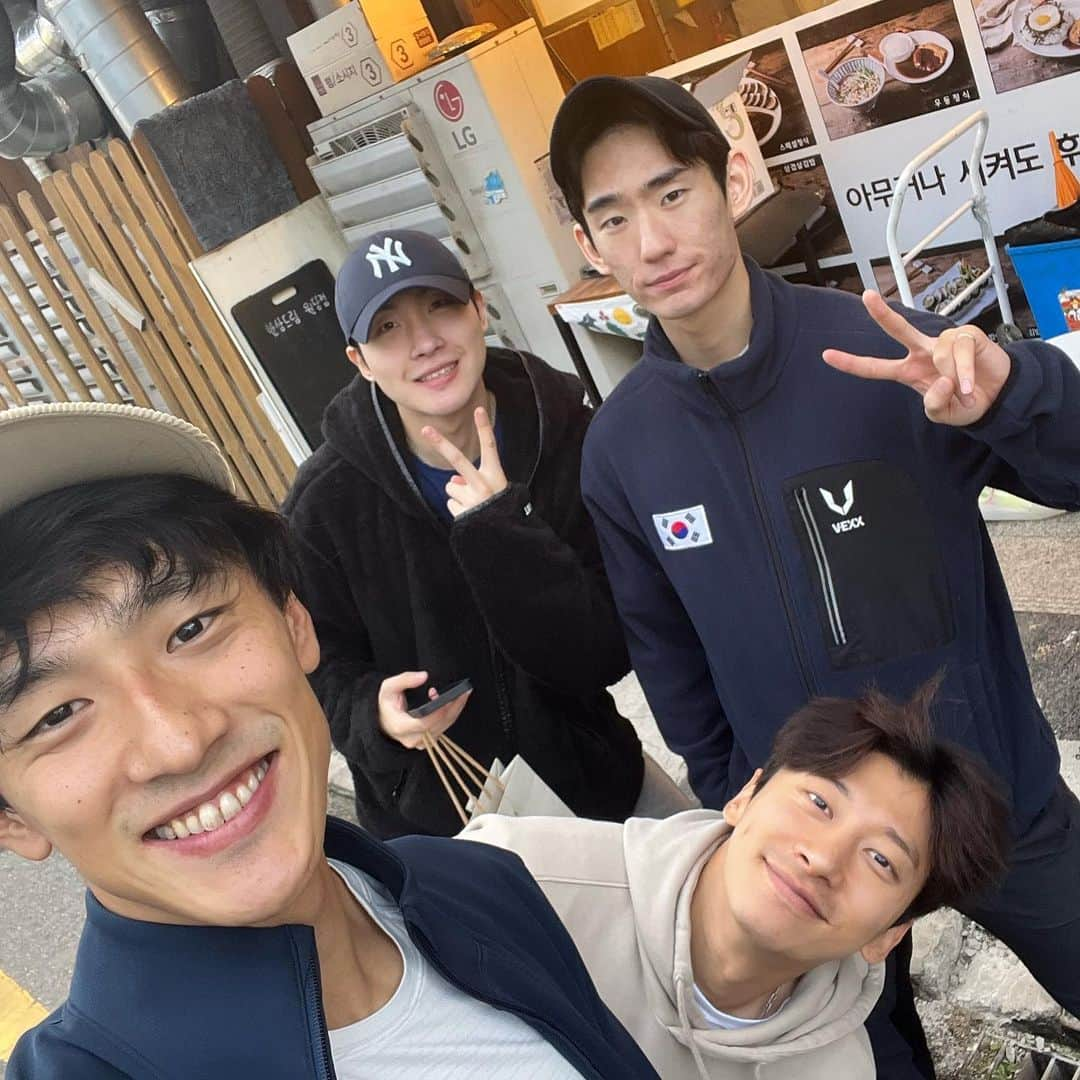 渡邊啓太さんのインスタグラム写真 - (渡邊啓太Instagram)「My memory in Korea🇰🇷🤝🇯🇵  ———  고양 Team × Team Sugio🔥 📍韓国-高陽市  ——— 5週間の韓国キャンプを終えて帰国🫡 @i_am_syuta  @i_no_miki  @w__a2003  長期間の共同生活ありがとう！  ここ数年ずっとお世話になっている 韓国のチーム“コヤン”🇰🇷  ジュニア〜社会人まで人数も多く それぞれの世代で強い子たちが集まっています。  そんな中で監督含め12名を受け入れてくれた 高陽市チームの監督さんにも感謝です🕊️✨  僕の競技人生でも深く記憶に残る合宿でした‼️ -----  全日本距離別までの短い期間 少しでもより良くなるように整えて “イマ”あるベストをだせるようにします🔥  ----- #ショートトラック #渡邊啓太 #阪南大学 #谷歯科 #徳丸農園 #lululemon #ルルレモン #lululemonambassador #韓国 #高陽市 #アスリート#감사합니다 #화이팅 #顔晴ろう」9月25日 7時30分 - kwatanabe18