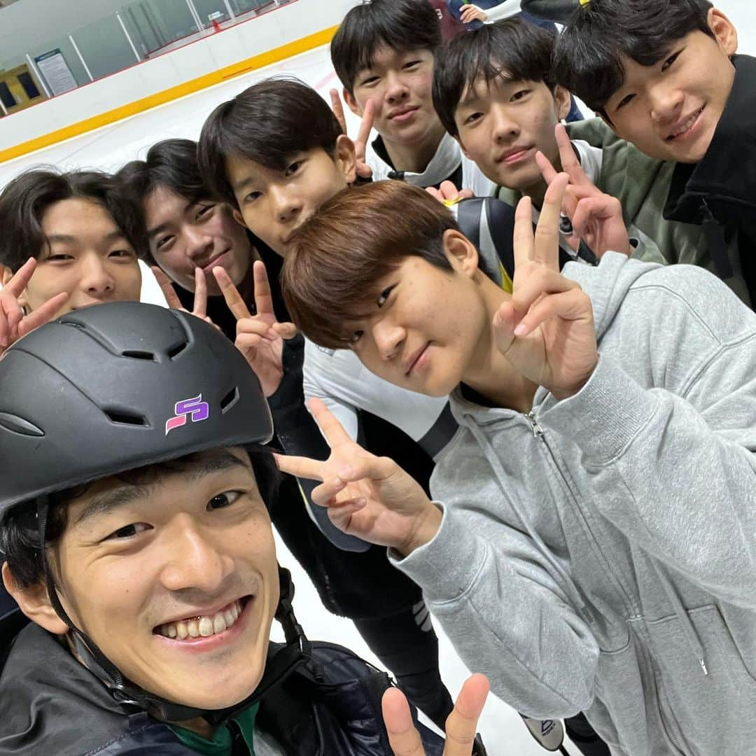 渡邊啓太さんのインスタグラム写真 - (渡邊啓太Instagram)「My memory in Korea🇰🇷🤝🇯🇵  ———  고양 Team × Team Sugio🔥 📍韓国-高陽市  ——— 5週間の韓国キャンプを終えて帰国🫡 @i_am_syuta  @i_no_miki  @w__a2003  長期間の共同生活ありがとう！  ここ数年ずっとお世話になっている 韓国のチーム“コヤン”🇰🇷  ジュニア〜社会人まで人数も多く それぞれの世代で強い子たちが集まっています。  そんな中で監督含め12名を受け入れてくれた 高陽市チームの監督さんにも感謝です🕊️✨  僕の競技人生でも深く記憶に残る合宿でした‼️ -----  全日本距離別までの短い期間 少しでもより良くなるように整えて “イマ”あるベストをだせるようにします🔥  ----- #ショートトラック #渡邊啓太 #阪南大学 #谷歯科 #徳丸農園 #lululemon #ルルレモン #lululemonambassador #韓国 #高陽市 #アスリート#감사합니다 #화이팅 #顔晴ろう」9月25日 7時30分 - kwatanabe18