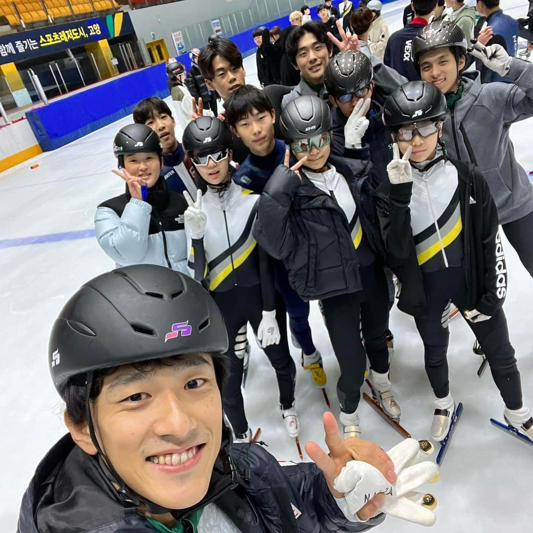 渡邊啓太さんのインスタグラム写真 - (渡邊啓太Instagram)「My memory in Korea🇰🇷🤝🇯🇵  ———  고양 Team × Team Sugio🔥 📍韓国-高陽市  ——— 5週間の韓国キャンプを終えて帰国🫡 @i_am_syuta  @i_no_miki  @w__a2003  長期間の共同生活ありがとう！  ここ数年ずっとお世話になっている 韓国のチーム“コヤン”🇰🇷  ジュニア〜社会人まで人数も多く それぞれの世代で強い子たちが集まっています。  そんな中で監督含め12名を受け入れてくれた 高陽市チームの監督さんにも感謝です🕊️✨  僕の競技人生でも深く記憶に残る合宿でした‼️ -----  全日本距離別までの短い期間 少しでもより良くなるように整えて “イマ”あるベストをだせるようにします🔥  ----- #ショートトラック #渡邊啓太 #阪南大学 #谷歯科 #徳丸農園 #lululemon #ルルレモン #lululemonambassador #韓国 #高陽市 #アスリート#감사합니다 #화이팅 #顔晴ろう」9月25日 7時30分 - kwatanabe18