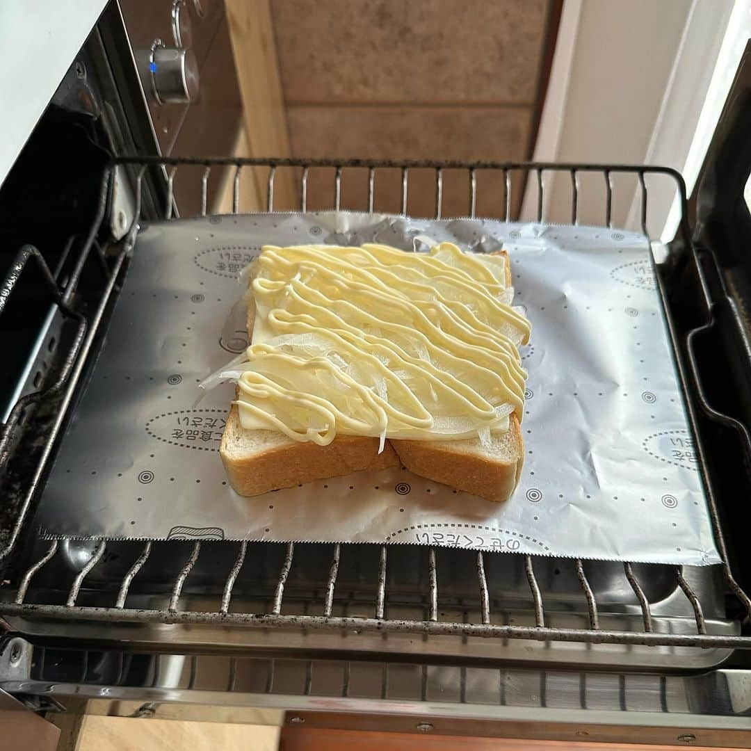 Tesshiさんのインスタグラム写真 - (TesshiInstagram)「玉ねぎいっぱいチーズマヨトースト Cheese and mayo toast with onion #yummy #homemade #healthy #toast #onion #cheese #mayonnaise #おいしい #トースト #チーズ #マヨネーズ #玉ねぎ #マカロニメイト #フーディーテーブル #手作り  下から→パン、チーズ、玉ねぎスライス、マヨネーズ、食べる時に黒胡椒、お好みで好きな油やバターなど Bread, cheese, sliced onion, mayonnaise… pepper and oil or butter…」9月24日 22時14分 - tmytsm