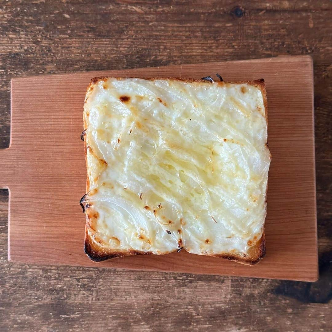 Tesshiさんのインスタグラム写真 - (TesshiInstagram)「玉ねぎいっぱいチーズマヨトースト Cheese and mayo toast with onion #yummy #homemade #healthy #toast #onion #cheese #mayonnaise #おいしい #トースト #チーズ #マヨネーズ #玉ねぎ #マカロニメイト #フーディーテーブル #手作り  下から→パン、チーズ、玉ねぎスライス、マヨネーズ、食べる時に黒胡椒、お好みで好きな油やバターなど Bread, cheese, sliced onion, mayonnaise… pepper and oil or butter…」9月24日 22時14分 - tmytsm