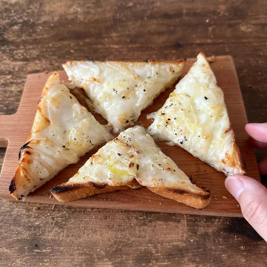のインスタグラム：「玉ねぎいっぱいチーズマヨトースト Cheese and mayo toast with onion #yummy #homemade #healthy #toast #onion #cheese #mayonnaise #おいしい #トースト #チーズ #マヨネーズ #玉ねぎ #マカロニメイト #フーディーテーブル #手作り  下から→パン、チーズ、玉ねぎスライス、マヨネーズ、食べる時に黒胡椒、お好みで好きな油やバターなど Bread, cheese, sliced onion, mayonnaise… pepper and oil or butter…」