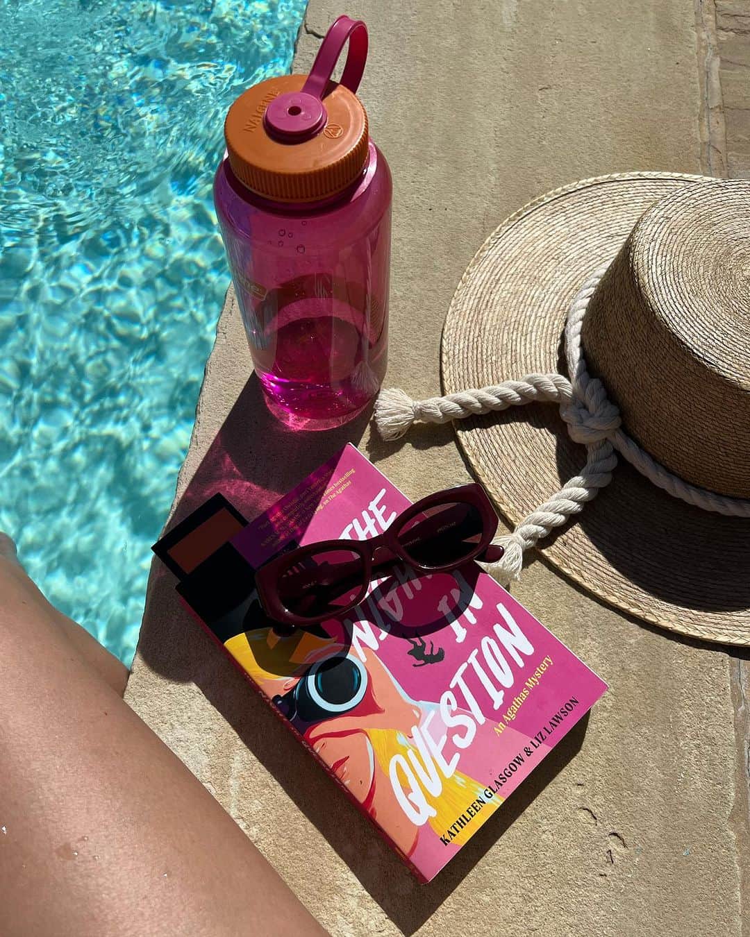 アンディー・トレスのインスタグラム：「Second book this holiday. The book was a 6/10 but everything else including the view was a 10/10 🩷 #tuscany #italy」