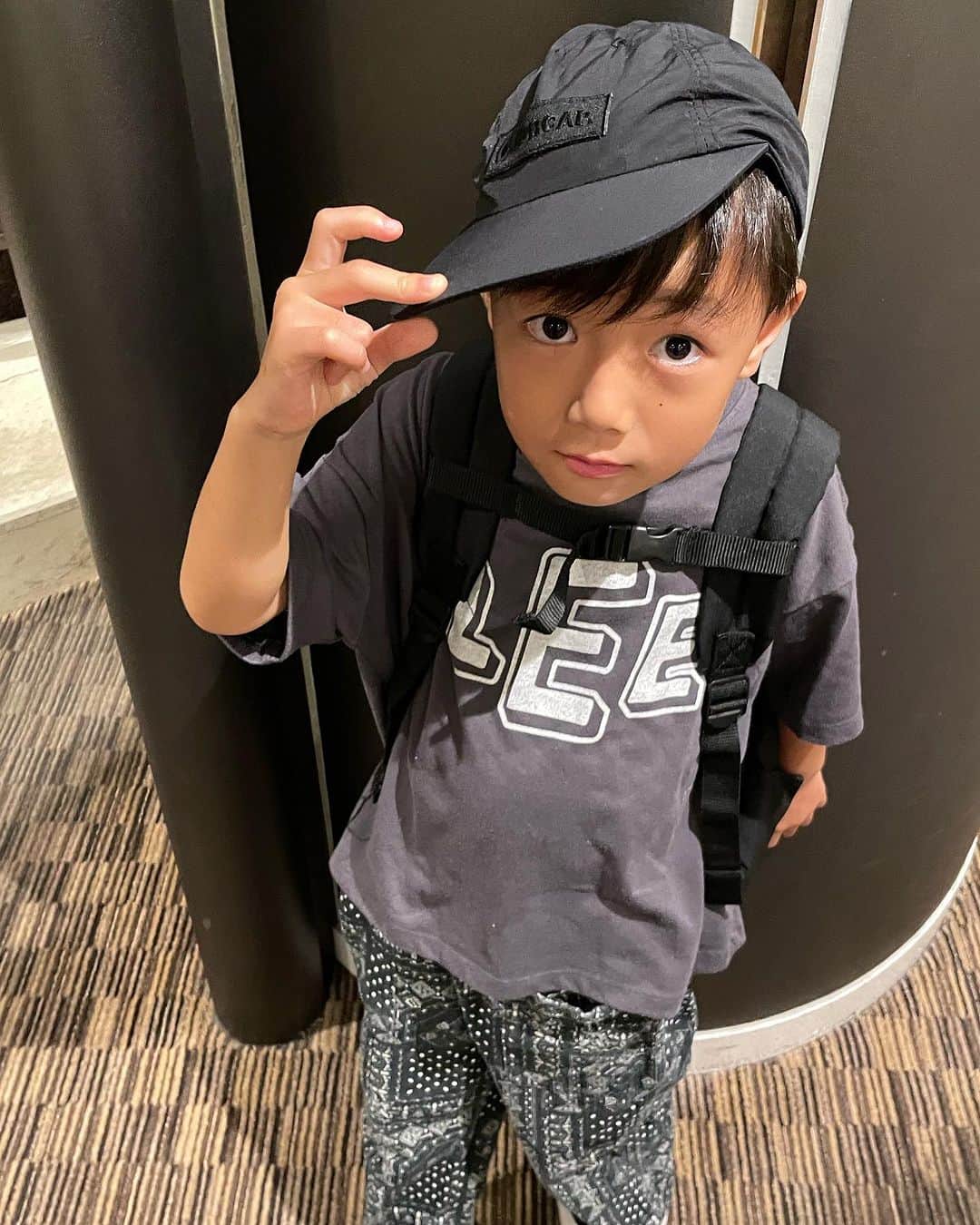 田中真奈美のインスタグラム：「リョータと　@jdbase_cap の新作のナイロンキャップ💓 シュンタとオソロ🧢👦🏻🧢👦🏻 @jdbase_cap さんは発売と同時にすぐに売り切れちゃうのでフォローして最新のストーリーをマメにチェックする事をオススメ致します✨ . 赤ちゃんだったリョータがもう6歳ですっかりお兄ちゃん感がでて来ました👦🏻✨ 面白い事が大好きで何にでも興味津々💓 遊び方も変わって来ました。何で？？ って事もいっぱいやるから驚かされる毎日です😳💦 . ストーリーにあげた小ネタも一緒にアップしときます💓 シュンタの片手と肩と手違いは癒されました〜🥰 . なんだかんだ毎日面白くてネタが尽きません😂🫶🫶 . . . #福岡ママ  #リョータの秋遊び🌰  #リョータとシュンタ  #キッズコーデ」