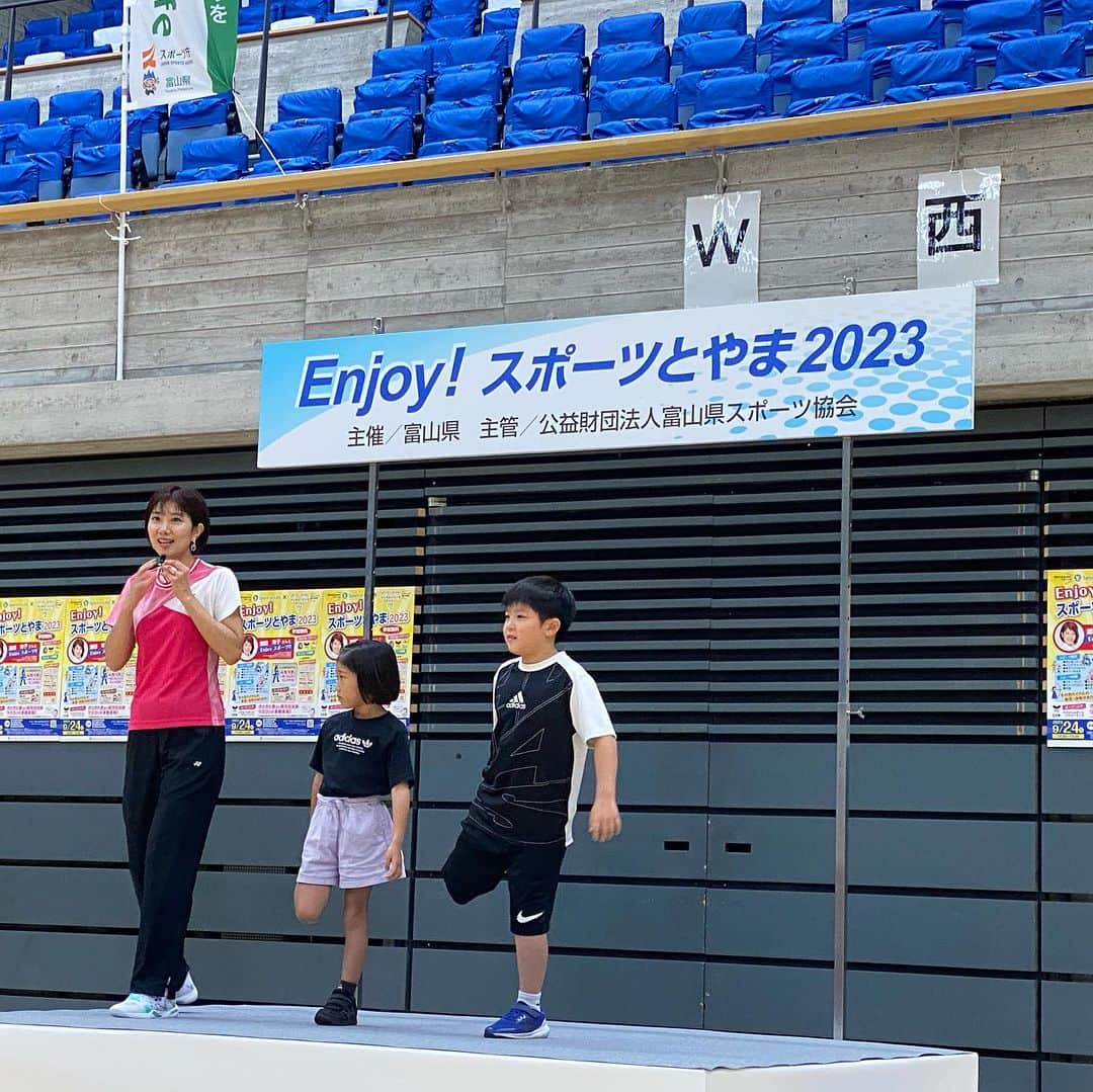 のインスタグラム：「本日は富山県富山市にて『Enjoy!スポーツとやま2023』に子供達も一緒に呼んでいただきゲストとして参加してきました🙆‍♀️🙏 私も初めて行うスポーツなんかもあり子供達も真剣に挑戦してどれも楽しいものばかりでした！ ボッチャにカローリング、フレッシュテニスにハンドボール、カヌーや卓球バレーなどなどたくさん参加しました♪  気持ちの良い汗をかいて子供達もまだ帰りたくなーいと言うほどでした😂  そして皆さん『ようこそ富山へ』とたくさん声かけてくださり嬉しかったです🥰🩷  ありがとうございました🙇‍♀️🙏  #富山県富山市 #enjoyスポーツとやま #スポーツ体験会  #楽しかった」