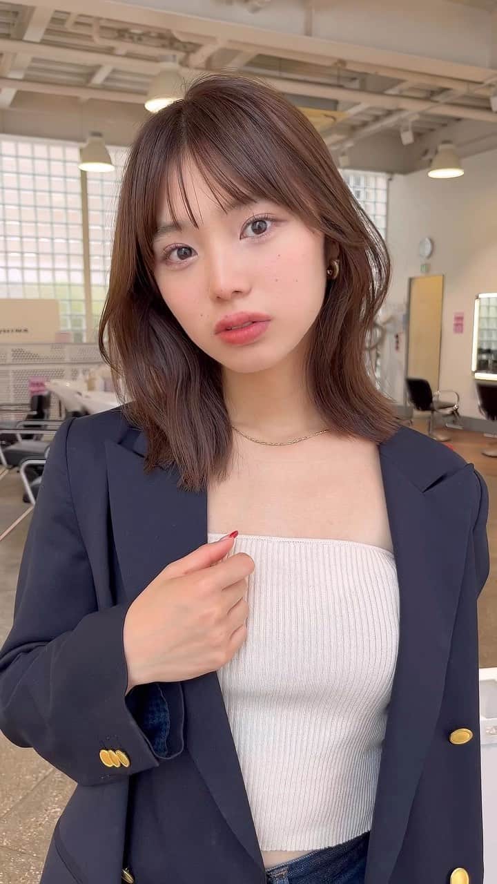 中根稔貴のインスタグラム：「顔まわりに動きを出した上品なlayer lobスタイル  落ち着いた色味の増える秋ファッションにポイントをプラスしたhairです🍁  #オリーブベージュ  #ロブ#ボブ#くびれボブ#ミディアムヘア#カジュアルヘア#レイヤーカット#透明感カラー#グレージュ#グレージュカラー#オリーブグレージュ#顔周りレイヤー#フェイスレイヤー#カジュアルヘア#くびれヘア#透明感ヘア #オリーブベージュ#SHIMA原宿#原宿美容室#SHIMAHARAJUKU」