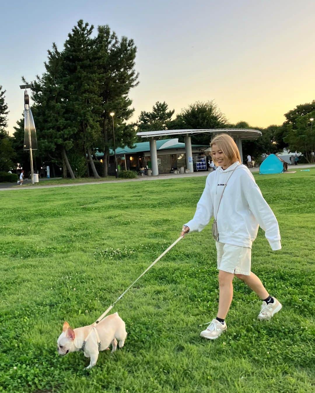 あきまっくすのインスタグラム：「Day off..🌼🌿  白鵬ちゃんはとても素敵な バギーを買ってもらって ご満悦なご様子でした🐶🤍  一緒に行けるところが増えて嬉しい🥰🫶🏽 . . . #休日 #フレンチブルドッグ  #フレブルライフ」