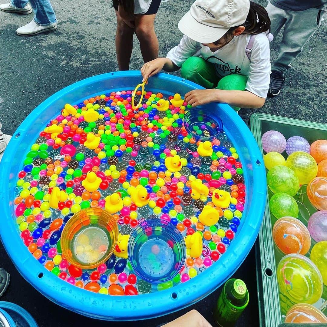 水谷さるころのインスタグラム：「お祭りの手伝い行って、スーパーボールすくい屋のおばちゃんを2日間やりました。人生の新しいゾーンを得た。子どもスーパーボール好きすぎ…。めちゃくちゃ客を捌いた…。」