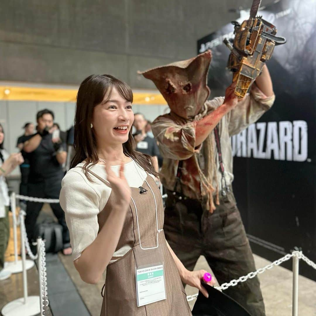 宇内梨沙のインスタグラム：「思い出🫶  #TGS2023 #東京ゲームショウ2023 #tokyogameshow #カプコン #バイオハザードre4  このあと頭に何発かショットガンを入れ 怯んだところで体術  手榴弾などもうまく使い、倒しました👮」