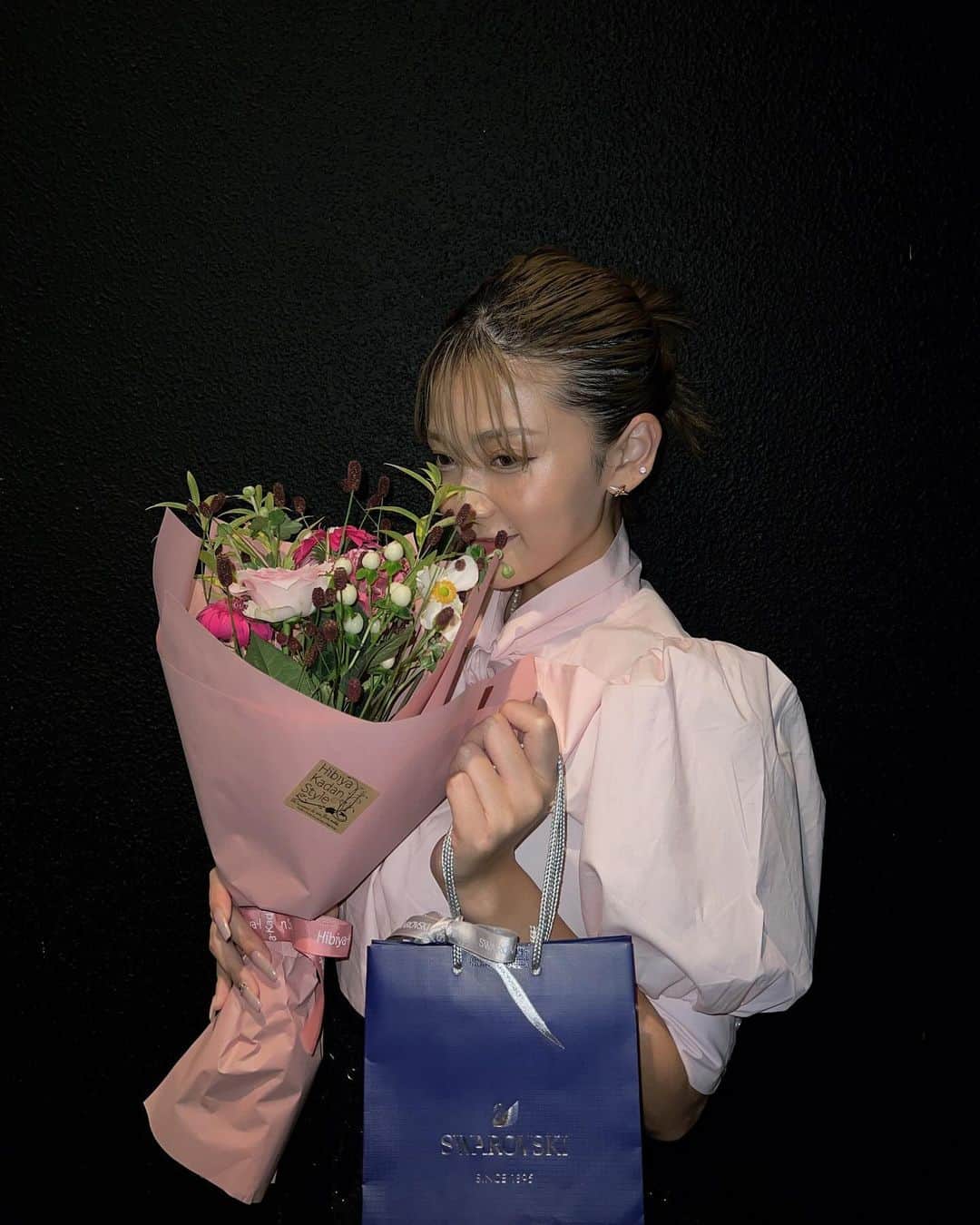 のインスタグラム：「こんばんわ❤︎ たまにはこんな服装もしますっ。 ・ さやちゃんがお誕生日プレゼントくれたよ〜！ありがとう🫶🏻💕」