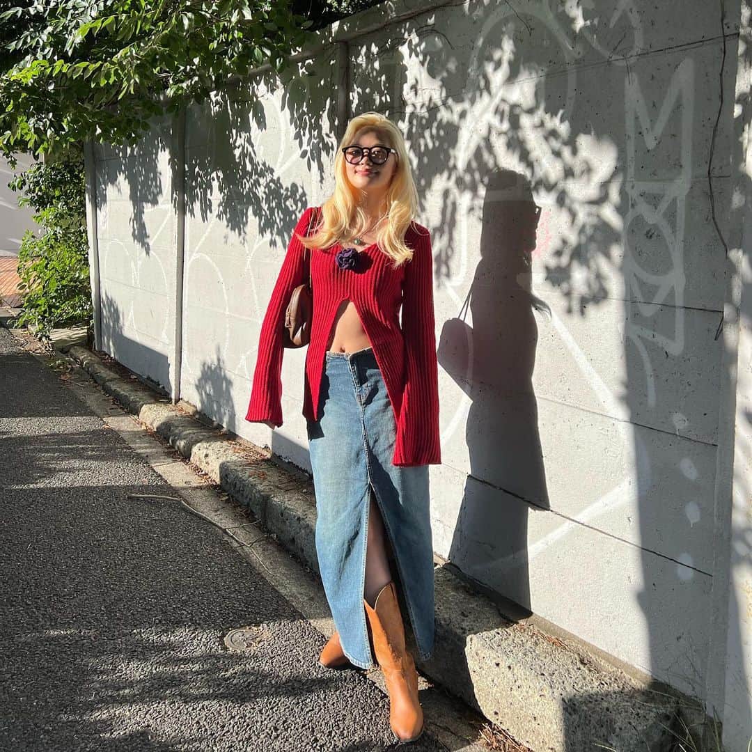 川端結愛のインスタグラム：「COMING NOW🧶🧶🧶🍁❤️  もうニット着た！いけた！ 展示会で出逢って、届いて、もう我慢できなくて！！ @jouetie_official さんのお花のブローチ(これがまた堪らない)が付いた、がんわいいっまっかなニット！ 袖の感じとかもたまらん、ほんとにお気に入り！  もう少し涼しくなってきたら、さすがのぽっちゃんでもこの着こなしは出来ないので、タイミングバッチリです❣️❣️(評価激甘 あーーーお洋服大好き胸高鳴るーー、あとさ、最近、赤×デニム×ブラウン好きすぎかも、無意識」