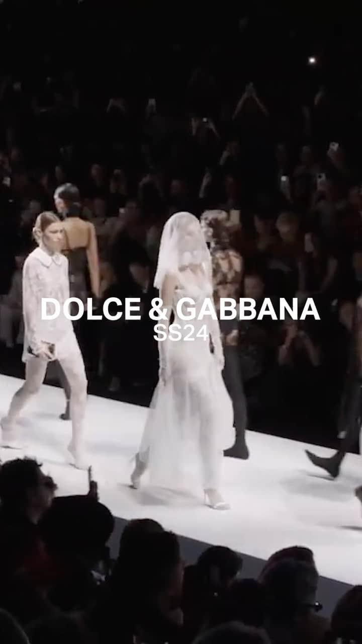 IMG Modelsのインスタグラム：「#RunwayRewind. ⏪ #DolceGabbana’s #DGSS24 #MFW #fashionshow starring @dibaamaty @laurrreyes @malikalouback @linda_llaro + #AshleyGraham. 🇮🇹 #IMGmodels」