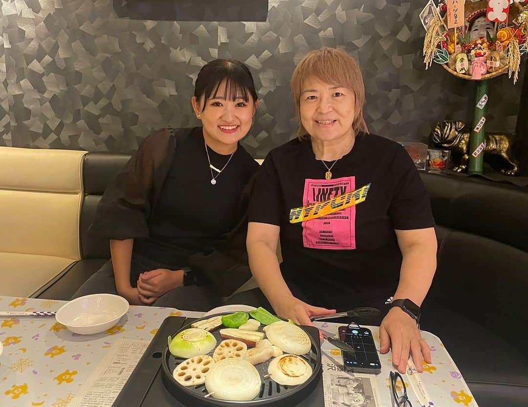 堀田祐美子のインスタグラム：「T-HEARTS練習生の歩花と焼肉。  焼肉と19歳にパワー貰いました。  〆のガーリックステーキ炒飯ヤバうま！！  @yumiko_hotta  @t_hearts2020  #堀田祐美子 #yumikohotta  #prowrestling  #プロレス #womansprowrestling  #女子プロレス  #hearts82 #thearts  #ブルドッグ #イングリッシュブルドッグ #ブルドッグふぅら  #t_hearts練習生歩花」