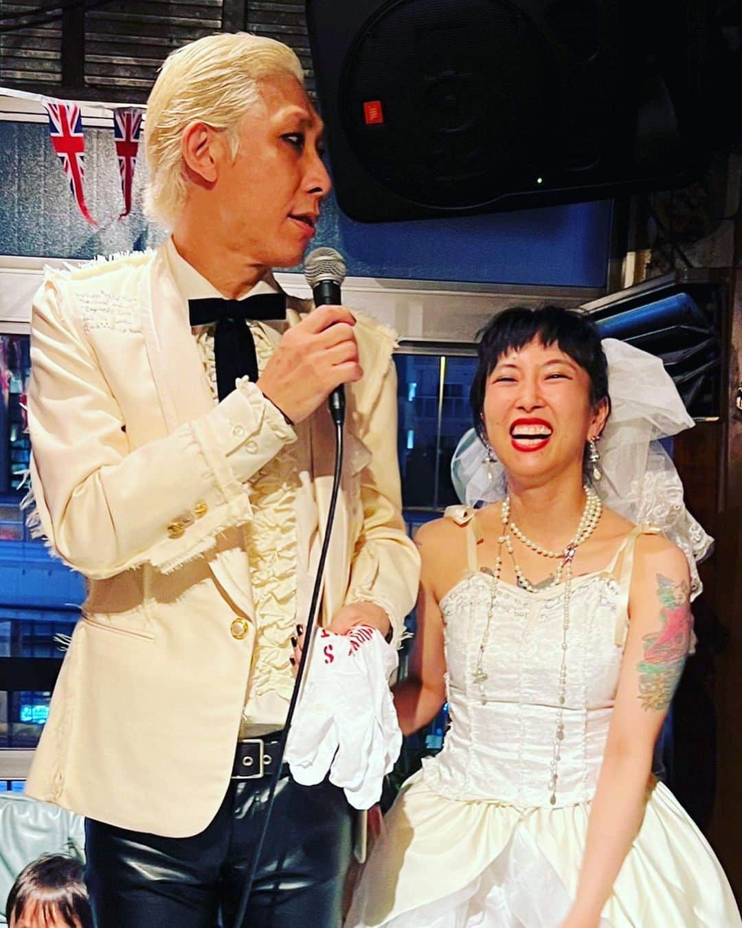 ニーコさんのインスタグラム写真 - (ニーコInstagram)「HappyWedding💒🩷🩷🩷 アラちゃんビンちゃんの結婚パーティーでノーチンとMCをさせてもらいました🎤 Rock 'n' rollな仲間の個性と笑顔溢れるパーティーで幸せを沢山お裾分けいただきました💐 末永くお幸せに〜♡ #結婚式#結婚パーティー#司会#MC」9月24日 22時29分 - neeko_isuzu