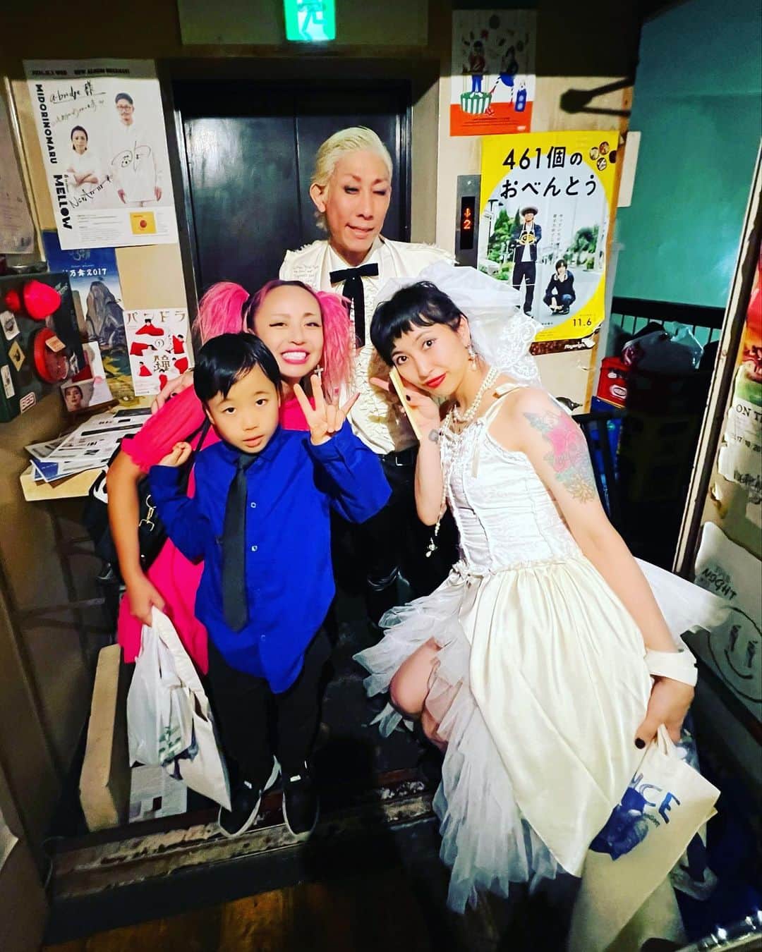 ニーコのインスタグラム：「HappyWedding💒🩷🩷🩷 アラちゃんビンちゃんの結婚パーティーでノーチンとMCをさせてもらいました🎤 Rock 'n' rollな仲間の個性と笑顔溢れるパーティーで幸せを沢山お裾分けいただきました💐 末永くお幸せに〜♡ #結婚式#結婚パーティー#司会#MC」