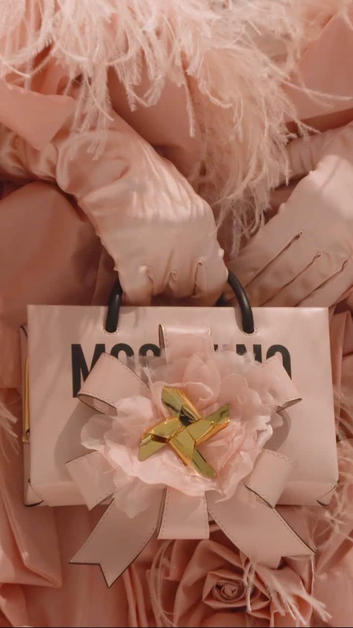 Moschinoのインスタグラム：「“My inspiration is what I like”: @lucialiustylist brings the femininity of Moschino to the fore. Watch the behind the scenes and take part of the beautiful body of work that she designed for Act 3 of the #MoschinoSS24 collection.  Video by @inneromodo #Moschino40Years #MFW」