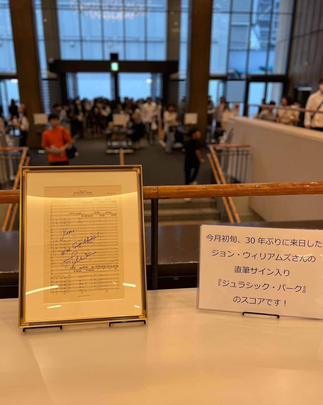 岩井七世さんのインスタグラム写真 - (岩井七世Instagram)「映画『JURASSIC PARK』 今年で30周年🦖🎊  映画と恐竜と音楽 壮大な出会いをくれた作品の記念すべき年！もっと盛大にお祝いしたい私たちは、ずっと憧れだったシネマオーケストラでジュラシックパークを観ました。🥹💚  映画全編を上映しながら、舞台上でフルオーケストラが音楽部分を映画に合わせて演奏してくれるという、夢のような催し。東京フィルハーモニー交響楽団による生演奏を浴びながら、ジュラシックパークをとことん味わえる至福のひととき💭  しかも会場はNHKホール！ わたしの人生初舞台、天てれのイベントで何度も訪れた場所。なんと今年は天てれも30周年なんですよね🎊 特に意識はしてなかったけど、会場内に入った瞬間、懐かしさが溢れました..🌼  心の故郷というのはこういうことかもしれない。今もこれからもずっと大切な思い出です🥲ありがとう。 そして30周年おめでとう！  など感慨深さもありつつ、 オーケストラの演奏に包まれてうっとり..しているうちに、いつの間にか楽団の存在を忘れて映画に没頭してしまい。ふと思い出すとまた生演奏に感動する...の繰り返しで、３０年後に観ても改めて本当によくできた映画で大好きだし、生演奏ということも忘れさせるくらい本編にぴったり合わせて、映画を盛り上げてくれる演奏。素晴らしくてため息ついちゃう。  贅沢な時間を過ごさせていただき、帰りは食欲が湧きました！！！ 🤤🍜🍧🍣  この日は全身白にメガネをかけて ジョン・ハモンドをリスペクト。 友達は全身黒でイアン・マルコムをイメージしたリンクコーデで出かけたけど、たぶん誰にも伝わらなかった。琥珀の杖とストローハットが欲しいところです。  #jurassicpark #ジュラシックパーク #ジュラシックガール #恐竜 #ジョンウィリアムズ #シネオケ #オーケストラ #恐竜好き #映画好き #天てれ #てれび戦士」9月24日 22時30分 - nanaseiwai