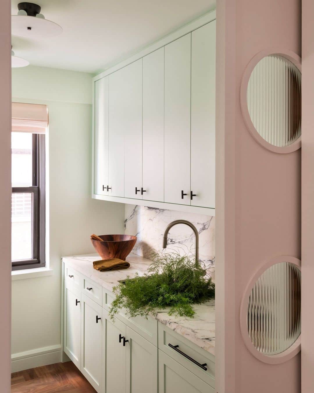 のインスタグラム：「What do you do when a tricky space stumps you? You turn to Pinterest…or the runway, in the case of Manhattan couple Daniel Cole and Nick Grinder. While Cole had no concern for the cooking space “to have any practical use whatsoever” (his words), home cook Grinder found himself inundated in pins. “The board had every color, every configuration of kitchen,” Grinder says. “Then Daniel said, ‘No, I’ve figured out the kitchen. It’s this.’ And it was a Prada store.” Their interior design team, Studio DB (@studio_db), ran with the fashion-forward cooking space, adding marble counters and backsplash as well as clever pink-painted pocket doors.   Click the link in bio to tour the rest of this best-dressed “forever home.” Written by @sean_santiago. Photographed by Matthew Williams.」