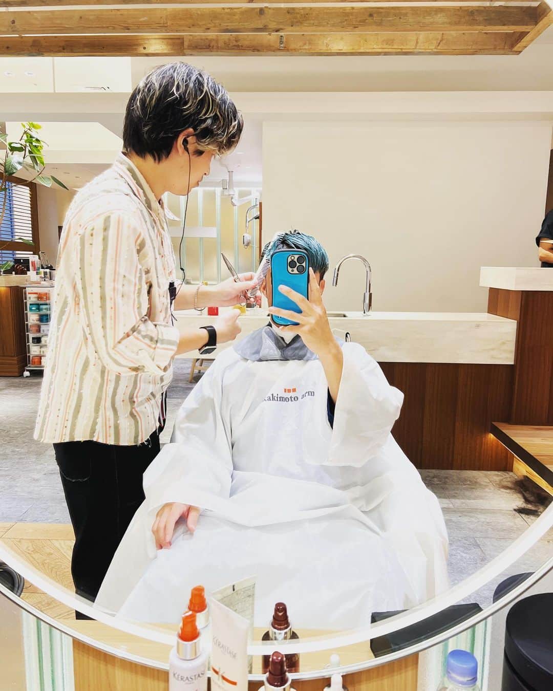 小林 ディスカスさんのインスタグラム写真 - (小林 ディスカスInstagram)「先日は、 kakimoto arms GINZA @kakimoto_arms.ginza  にて、 髪のメンテナンスpart.1 に行って来ました！  今回は、 カットだけっ！！  来週、 カラーにお邪魔しますっ！！ 👱🏽‍♂️🩵🩵🩵🙏🏽  今回のカットのテーマは、 「開運っ！！」  開運スタイリストに目覚めた 奥さんに @okutakahiro0706  「開運運ーっ！！」 と叫びながら、 ばっさり切って頂きましたっ！  あれ！？ 僕が叫んでいたのかも？爆笑  とにかく、 かなり良い感じに軽くなりましたっ！！  やはり月1では、 絶対に髪のメンテナンスしたい派。  イイおじさんなので、 清潔感があり、 キチンとしていると言うのが大事ですよね！！  さっ、来週は、 開運カラーリストに、 カラーを染めてもらおう！！  秋は大好きだけど、 一瞬で過ぎてしまうので、 年末にむけて、 セルフプロデュースに力を入れて 頑張りたいと思っています！ 👱🏽‍♂️🔥🔥🔥💪🏽  #tokyo #japan #fashion #beauty #ライフスタイル #kakimotoarms #kakimotoarmsginza #カキモトアームズ #銀座 #ヘアーサロン #美容室 #カラー #カット #ヘアーメイク #hairsalon #美容 #美容男子 #アンチエイジング #エイジレス #40代 #アラフォー #luxury #ディスカスブルー」9月24日 22時30分 - discus_kobayashi