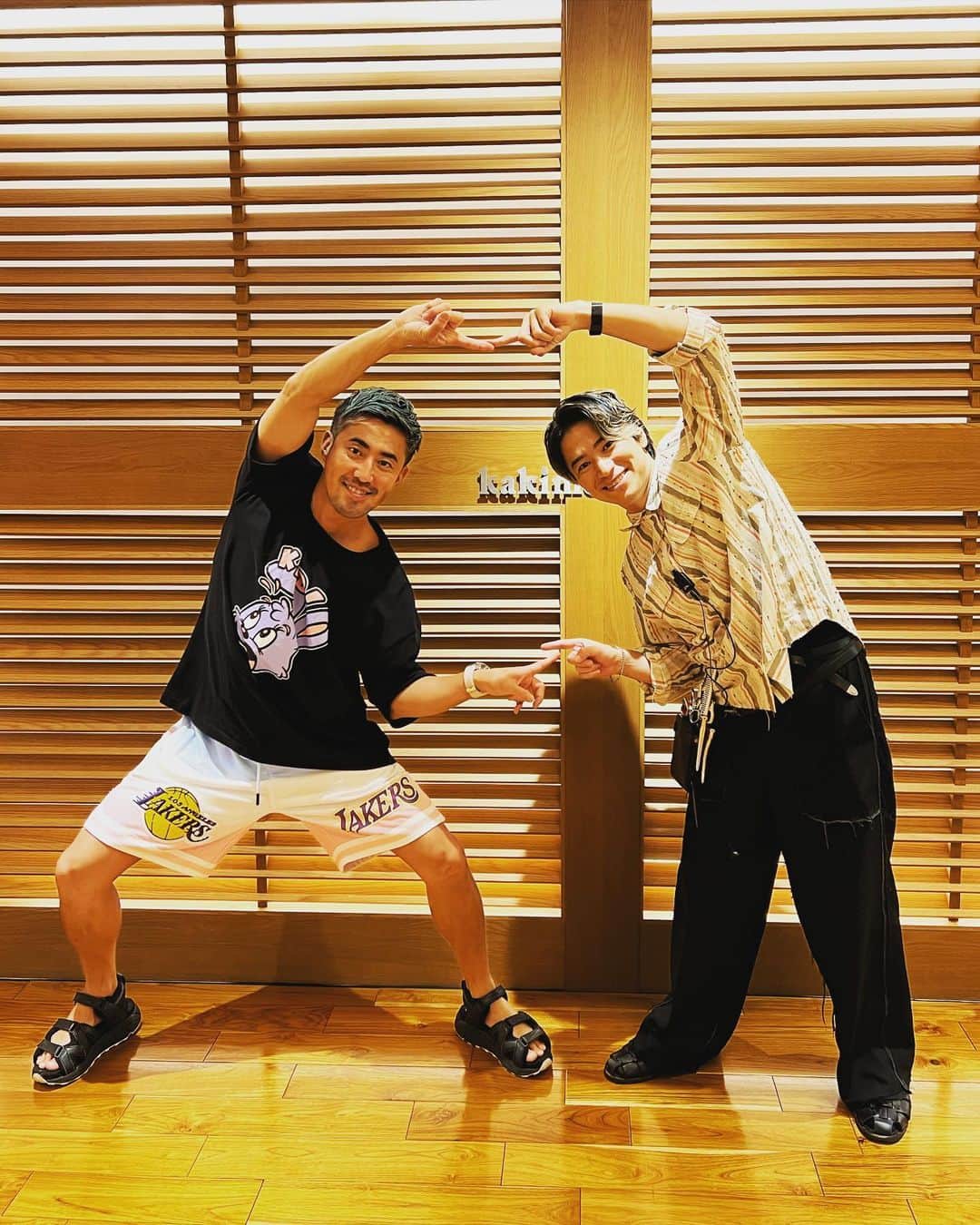 小林 ディスカスさんのインスタグラム写真 - (小林 ディスカスInstagram)「先日は、 kakimoto arms GINZA @kakimoto_arms.ginza  にて、 髪のメンテナンスpart.1 に行って来ました！  今回は、 カットだけっ！！  来週、 カラーにお邪魔しますっ！！ 👱🏽‍♂️🩵🩵🩵🙏🏽  今回のカットのテーマは、 「開運っ！！」  開運スタイリストに目覚めた 奥さんに @okutakahiro0706  「開運運ーっ！！」 と叫びながら、 ばっさり切って頂きましたっ！  あれ！？ 僕が叫んでいたのかも？爆笑  とにかく、 かなり良い感じに軽くなりましたっ！！  やはり月1では、 絶対に髪のメンテナンスしたい派。  イイおじさんなので、 清潔感があり、 キチンとしていると言うのが大事ですよね！！  さっ、来週は、 開運カラーリストに、 カラーを染めてもらおう！！  秋は大好きだけど、 一瞬で過ぎてしまうので、 年末にむけて、 セルフプロデュースに力を入れて 頑張りたいと思っています！ 👱🏽‍♂️🔥🔥🔥💪🏽  #tokyo #japan #fashion #beauty #ライフスタイル #kakimotoarms #kakimotoarmsginza #カキモトアームズ #銀座 #ヘアーサロン #美容室 #カラー #カット #ヘアーメイク #hairsalon #美容 #美容男子 #アンチエイジング #エイジレス #40代 #アラフォー #luxury #ディスカスブルー」9月24日 22時30分 - discus_kobayashi