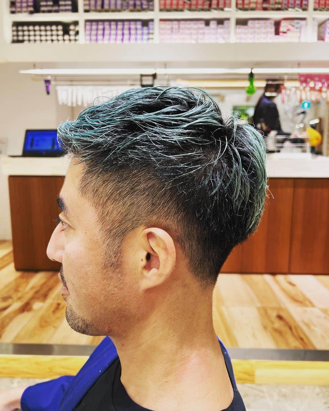 小林 ディスカスさんのインスタグラム写真 - (小林 ディスカスInstagram)「先日は、 kakimoto arms GINZA @kakimoto_arms.ginza  にて、 髪のメンテナンスpart.1 に行って来ました！  今回は、 カットだけっ！！  来週、 カラーにお邪魔しますっ！！ 👱🏽‍♂️🩵🩵🩵🙏🏽  今回のカットのテーマは、 「開運っ！！」  開運スタイリストに目覚めた 奥さんに @okutakahiro0706  「開運運ーっ！！」 と叫びながら、 ばっさり切って頂きましたっ！  あれ！？ 僕が叫んでいたのかも？爆笑  とにかく、 かなり良い感じに軽くなりましたっ！！  やはり月1では、 絶対に髪のメンテナンスしたい派。  イイおじさんなので、 清潔感があり、 キチンとしていると言うのが大事ですよね！！  さっ、来週は、 開運カラーリストに、 カラーを染めてもらおう！！  秋は大好きだけど、 一瞬で過ぎてしまうので、 年末にむけて、 セルフプロデュースに力を入れて 頑張りたいと思っています！ 👱🏽‍♂️🔥🔥🔥💪🏽  #tokyo #japan #fashion #beauty #ライフスタイル #kakimotoarms #kakimotoarmsginza #カキモトアームズ #銀座 #ヘアーサロン #美容室 #カラー #カット #ヘアーメイク #hairsalon #美容 #美容男子 #アンチエイジング #エイジレス #40代 #アラフォー #luxury #ディスカスブルー」9月24日 22時30分 - discus_kobayashi